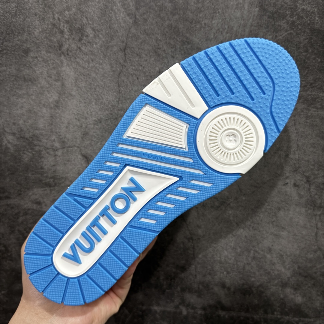 图片[9]-【莞产LG纯原版】 LV Trainer系列高奢运动鞋 新款芯片顶级 潮人必备单品 同步ZP官网空胶工艺 鞋舌、挂饰均镶嵌NFC芯片感应装置 正确胶片断点式设计 中底正确还原原版油印字母比例 1：1原楦格板、楦头、刀磨全新升级！ 独家订制顶级压纹麂皮 原版开模TPU大底 质感原版一致 垫脚聚米微料加透气英伦网布 披靡市场任何版本！细节完美呈现！ 代购指定版本 全新升级最新双盒包装 扫码秒进官网！ 全套包装配件同比原版 尺码： 35-45-选品中心