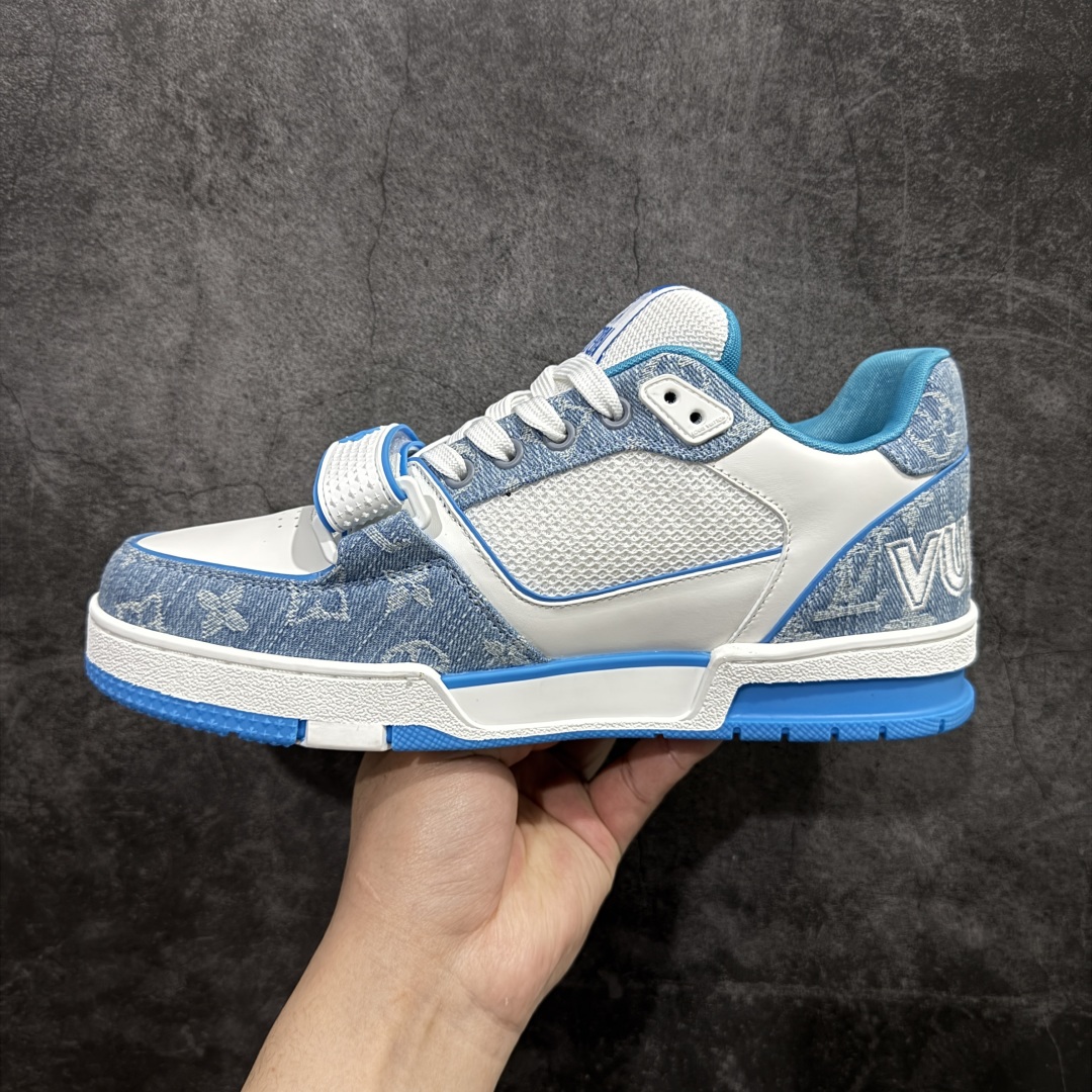 图片[2]-【莞产LG纯原版】 LV Trainer系列高奢运动鞋 新款芯片顶级 潮人必备单品 同步ZP官网空胶工艺 鞋舌、挂饰均镶嵌NFC芯片感应装置 正确胶片断点式设计 中底正确还原原版油印字母比例 1：1原楦格板、楦头、刀磨全新升级！ 独家订制顶级压纹麂皮 原版开模TPU大底 质感原版一致 垫脚聚米微料加透气英伦网布 披靡市场任何版本！细节完美呈现！ 代购指定版本 全新升级最新双盒包装 扫码秒进官网！ 全套包装配件同比原版 尺码： 35-45-选品中心