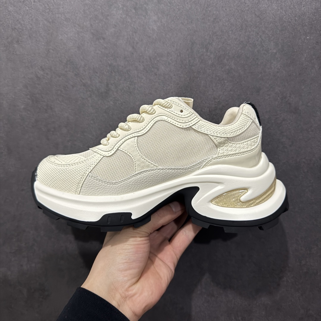 图片[2]-【公司级】新配色 广东大厂出品‼ GG-CC Chunky Low 克罗心十字架 2025 GGCC 低帮复古厚底增高老爹鞋 增高界的隐藏神器! 穿上它腿部线条直接拉满~ 鞋底做工软乎乎的，一点也不需要担心新鞋磨脚咯 搭配牛仔裤、裙子还是运动装都能轻松驾驭各种风格，它是真的百搭! 原版正确大底 高档银盒 5CM 增高厚底 大长腿既视感轻松拿捏 货号：G24X9255 尺码：35 36 37 38 39 40-选品中心