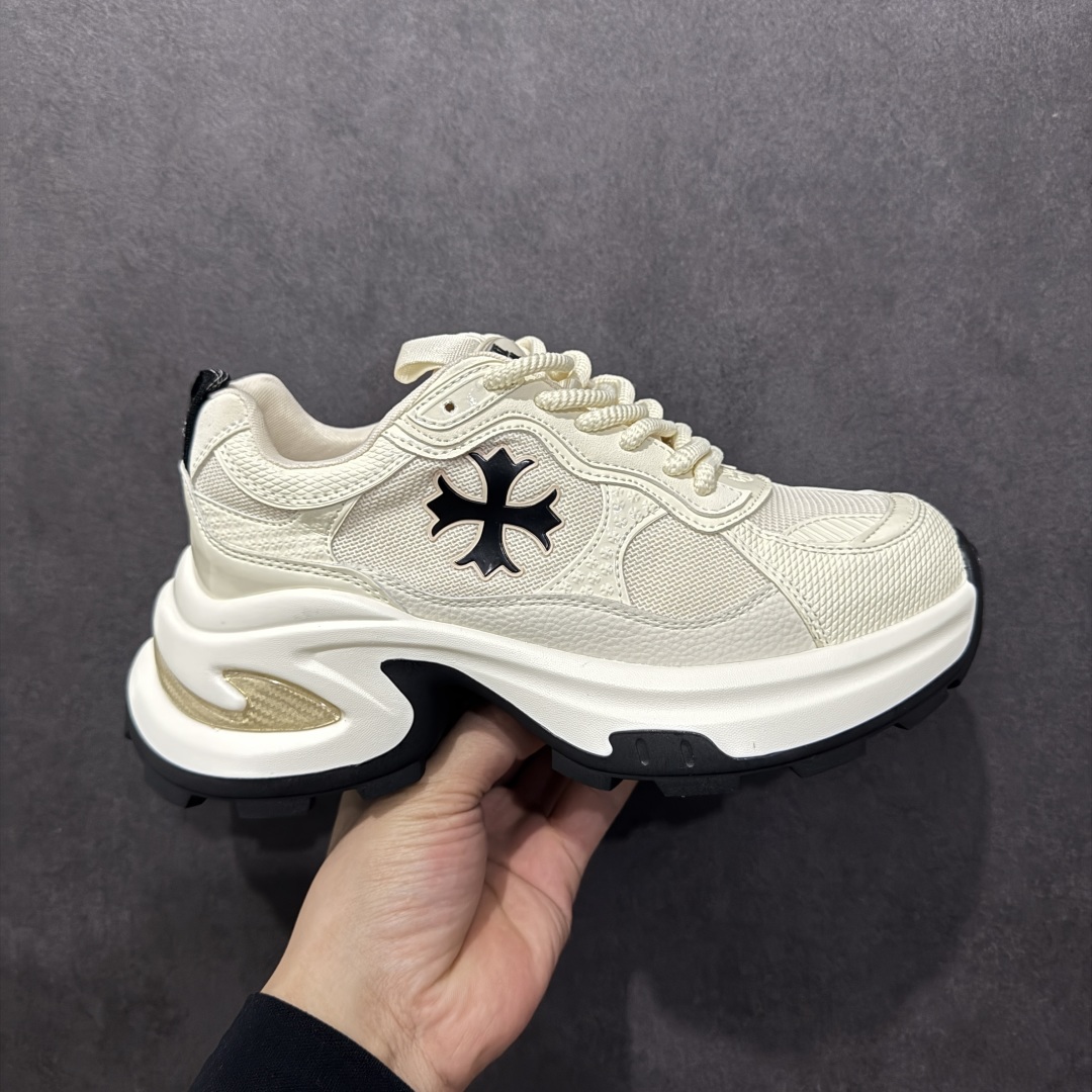 【公司级】新配色 广东大厂出品‼ GG-CC Chunky Low 克罗心十字架 2025 GGCC 低帮复古厚底增高老爹鞋 增高界的隐藏神器! 穿上它腿部线条直接拉满~ 鞋底做工软乎乎的,一点也不需要担心新鞋磨脚咯 搭配牛仔裤、裙子还是运动装都能轻松驾驭各种风格,它是真的百搭! 原版正确大底 高档银盒 5CM 增高厚底 大长腿既视感轻松拿捏 货号:G24X9255 尺码:35 36 37 38 39 40-选品中心