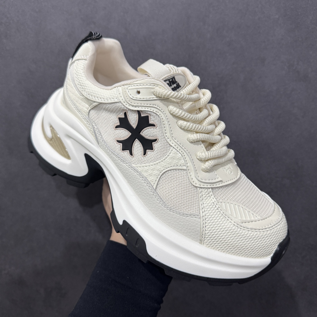 图片[3]-【公司级】新配色 广东大厂出品‼ GG-CC Chunky Low 克罗心十字架 2025 GGCC 低帮复古厚底增高老爹鞋 增高界的隐藏神器! 穿上它腿部线条直接拉满~ 鞋底做工软乎乎的，一点也不需要担心新鞋磨脚咯 搭配牛仔裤、裙子还是运动装都能轻松驾驭各种风格，它是真的百搭! 原版正确大底 高档银盒 5CM 增高厚底 大长腿既视感轻松拿捏 货号：G24X9255 尺码：35 36 37 38 39 40-选品中心