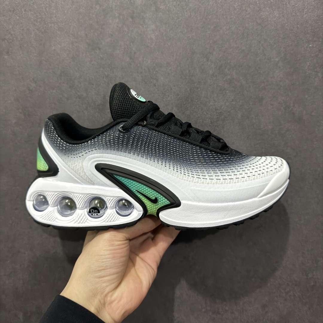 【纯原YH版】Nike Air Max Dn 舒适耐用 防滑耐磨 低帮 生活休闲鞋 今年 Air Max Day,搭载 “Dynamic Air”技术的 Nike Air Max Dn 首次亮相,四个分区圆形开窗气垫带来极高的辨识度。采用“Dynamic Air”技术加持,不仅具备着充满科技感的外观,更具备着优越的穿着质感。TPU 拱形稳定片为中足提供结构支撑,搭配后跟 TPU 贴片起到支撑跟腱的作用。注入式 Phylon 泡绵包裹 Air 气垫单元,适合街头行走的橡胶大底则包裹足跟部位,提供抓地力和耐穿性。 货号:FZ4044-001 尺码:36 37.5 38 39 40 41 42 43 44 45-选品中心