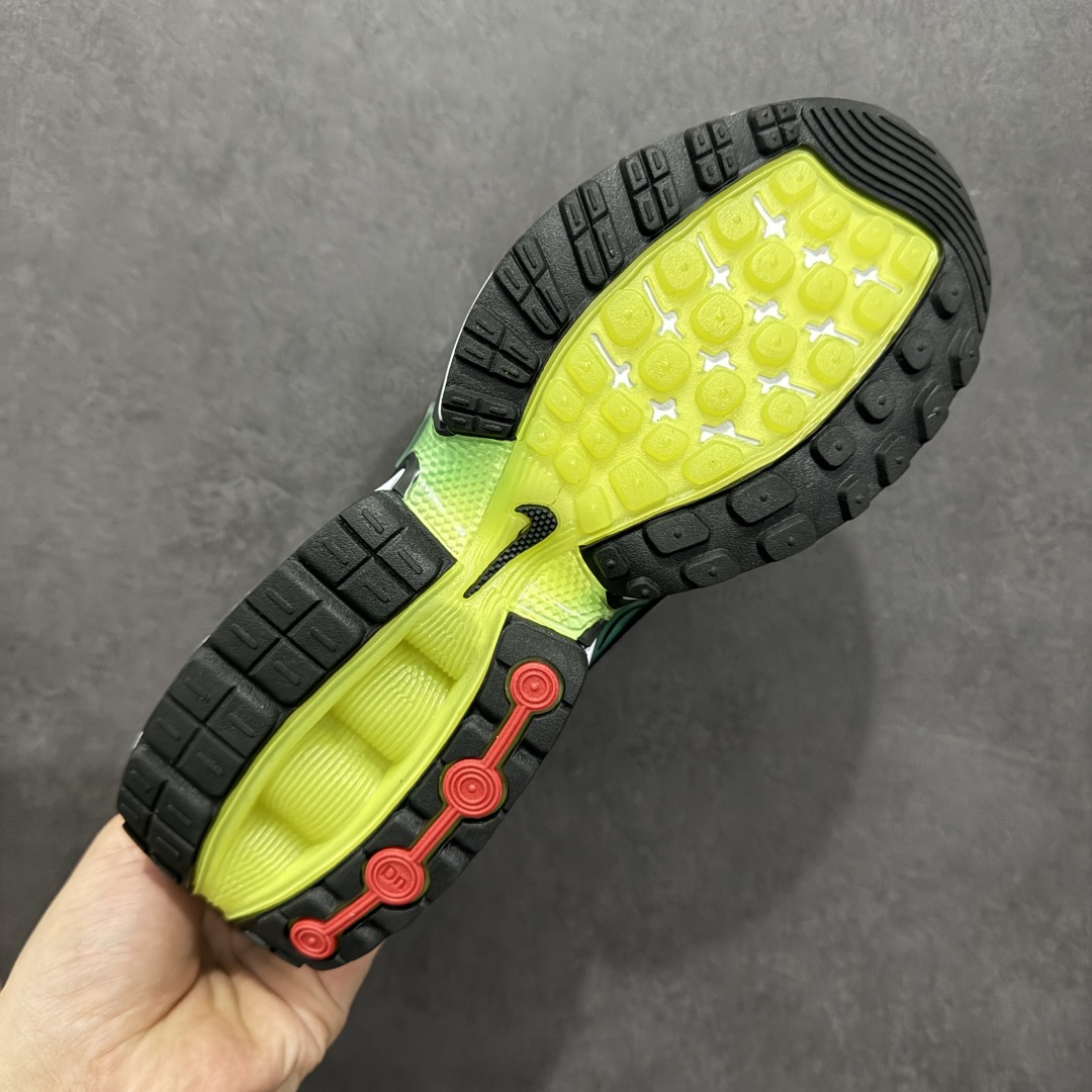 图片[9]-【纯原YH版】Nike Air Max Dn 舒适耐用 防滑耐磨 低帮 生活休闲鞋 今年 Air Max Day，搭载 “Dynamic Air”技术的 Nike Air Max Dn 首次亮相，四个分区圆形开窗气垫带来极高的辨识度。采用“Dynamic Air”技术加持，不仅具备着充满科技感的外观，更具备着优越的穿着质感。TPU 拱形稳定片为中足提供结构支撑，搭配后跟 TPU 贴片起到支撑跟腱的作用。注入式 Phylon 泡绵包裹 Air 气垫单元，适合街头行走的橡胶大底则包裹足跟部位，提供抓地力和耐穿性。 货号：FZ4044-001 尺码：36 37.5 38 39 40 41 42 43 44 45-选品中心