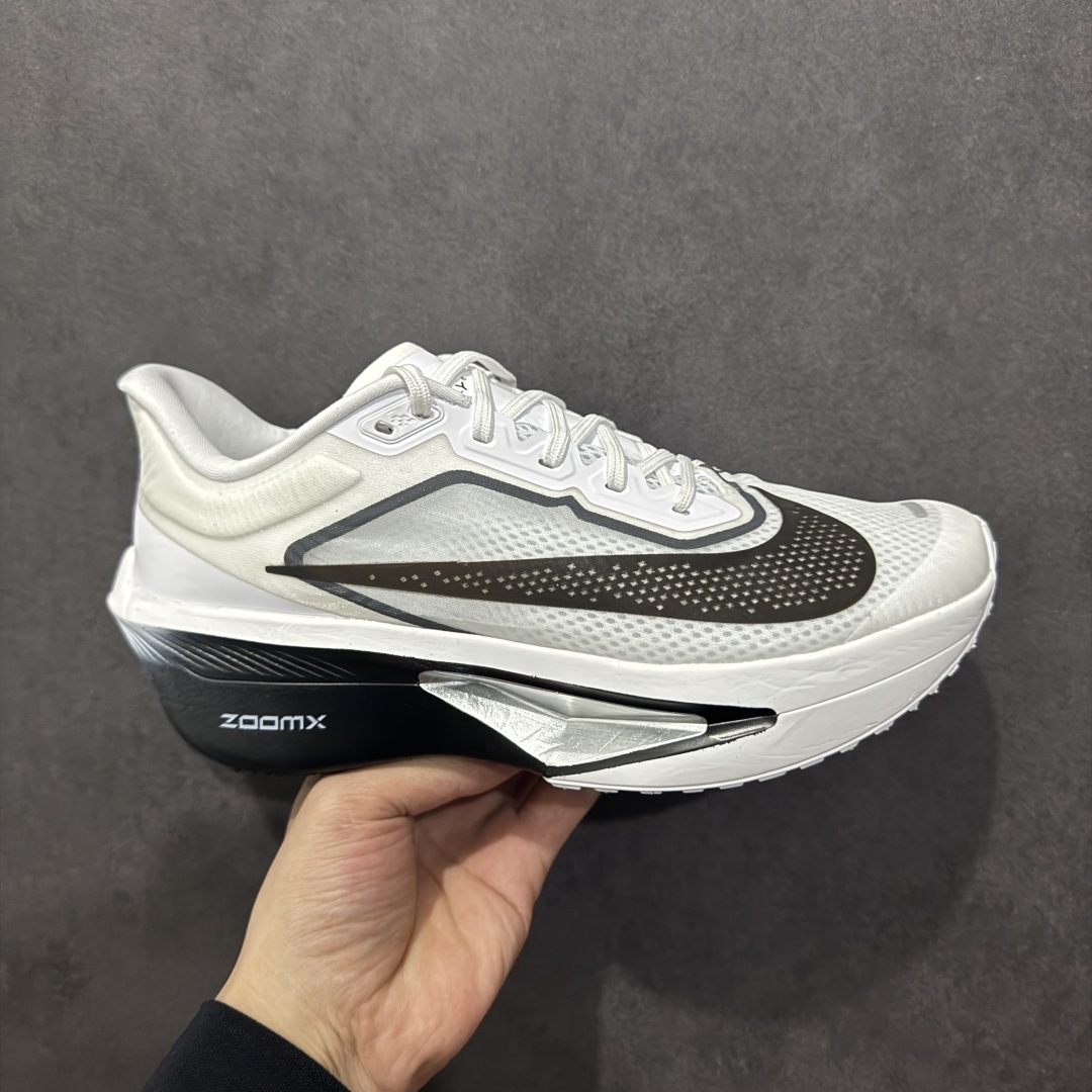 【公司级】NK ZoomX Invincible Run Flyknit 6 轻量跑鞋 飞织低帮休闲运动慢跑鞋 厚底增高 老爹鞋 此鞋专为短跑运动员而生 是为 5 至 10 公里距离的赛事和训练打造 整体设计采用流线型的轻质工程网眼材质构成鞋面 并与其他 Running 旗舰鞋款同样搭载全脚掌 ZoomX 缓冲中底 搭配 Pebax 物料与橡胶外底 ZoomX StreakFly 首发配色以Prototype呈现 其灵感是来自开发期间的磨损测试 透过编号的标记与内侧的预期跑步距离突出研发过程 货号： FN8454-100 尺码：36 36.5 37.5 38 38.5 39 40 40.5 41 42 42.5 43 44 45-选品中心