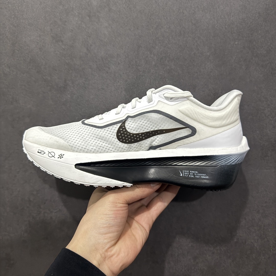 图片[2]-【公司级】NK ZoomX Invincible Run Flyknit 6 轻量跑鞋 飞织低帮休闲运动慢跑鞋 厚底增高 老爹鞋 此鞋专为短跑运动员而生 是为 5 至 10 公里距离的赛事和训练打造 整体设计采用流线型的轻质工程网眼材质构成鞋面 并与其他 Running 旗舰鞋款同样搭载全脚掌 ZoomX 缓冲中底 搭配 Pebax 物料与橡胶外底 ZoomX StreakFly 首发配色以Prototype呈现 其灵感是来自开发期间的磨损测试 透过编号的标记与内侧的预期跑步距离突出研发过程 货号： FN8454-100 尺码：36 36.5 37.5 38 38.5 39 40 40.5 41 42 42.5 43 44 45-选品中心