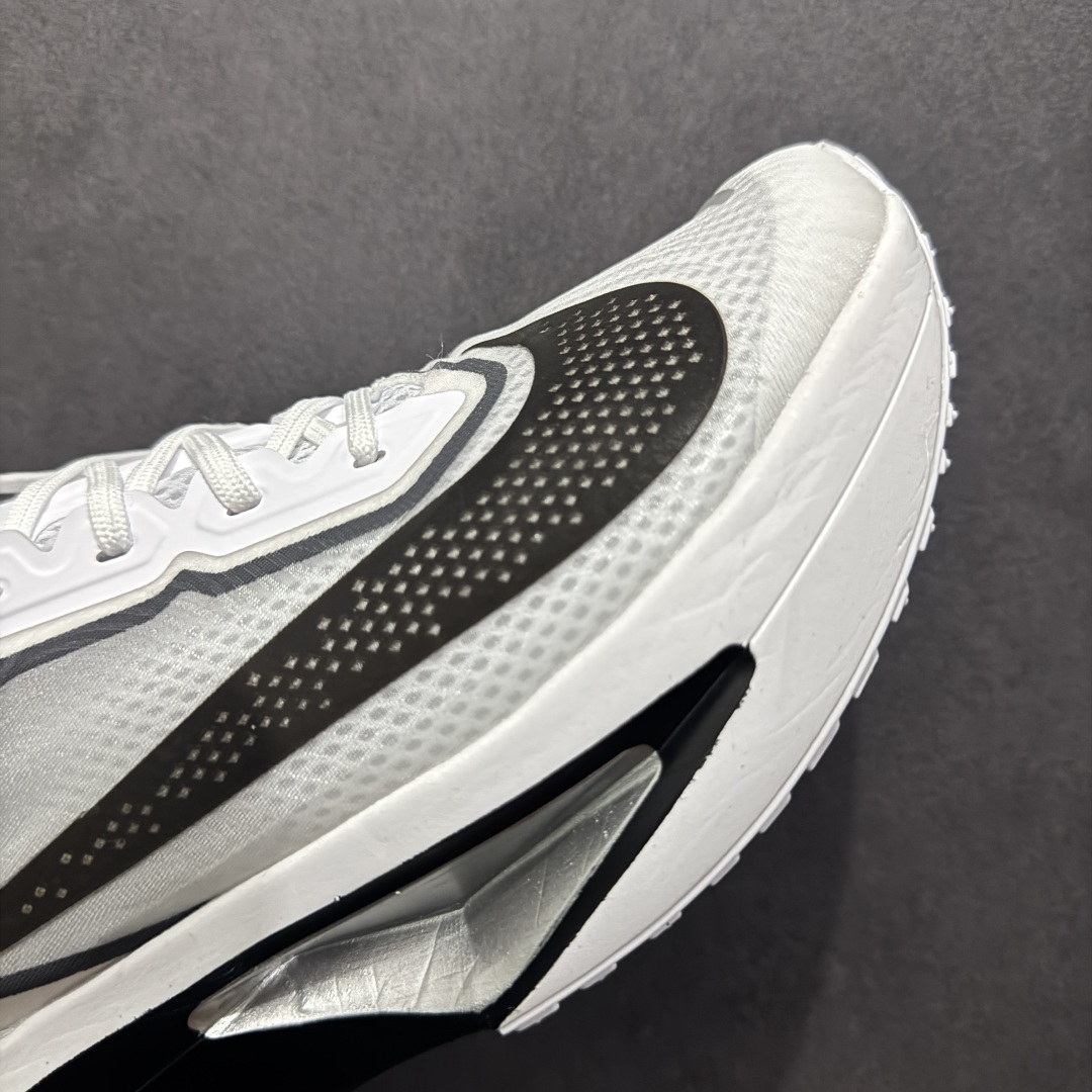 图片[5]-【公司级】NK ZoomX Invincible Run Flyknit 6 轻量跑鞋 飞织低帮休闲运动慢跑鞋 厚底增高 老爹鞋 此鞋专为短跑运动员而生 是为 5 至 10 公里距离的赛事和训练打造 整体设计采用流线型的轻质工程网眼材质构成鞋面 并与其他 Running 旗舰鞋款同样搭载全脚掌 ZoomX 缓冲中底 搭配 Pebax 物料与橡胶外底 ZoomX StreakFly 首发配色以Prototype呈现 其灵感是来自开发期间的磨损测试 透过编号的标记与内侧的预期跑步距离突出研发过程 货号： FN8454-100 尺码：36 36.5 37.5 38 38.5 39 40 40.5 41 42 42.5 43 44 45-选品中心