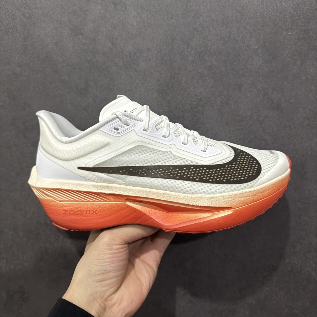 【公司级】NK ZoomX Invincible Run Flyknit 6 轻量跑鞋 飞织低帮休闲运动慢跑鞋 厚底增高 老爹鞋 此鞋专为短跑运动员而生 是为 5 至 10 公里距离的赛事和训练打造 整体设计采用流线型的轻质工程网眼材质构成鞋面 并与其他 Running 旗舰鞋款同样搭载全脚掌 ZoomX 缓冲中底 搭配 Pebax 物料与橡胶外底 ZoomX StreakFly 首发配色以Prototype呈现 其灵感是来自开发期间的磨损测试 透过编号的标记与内侧的预期跑步距离突出研发过程 货号： HJ7038-100 尺码：36 36.5 37.5 38 38.5 39 40 40.5 41 42 42.5 43 44 45-选品中心