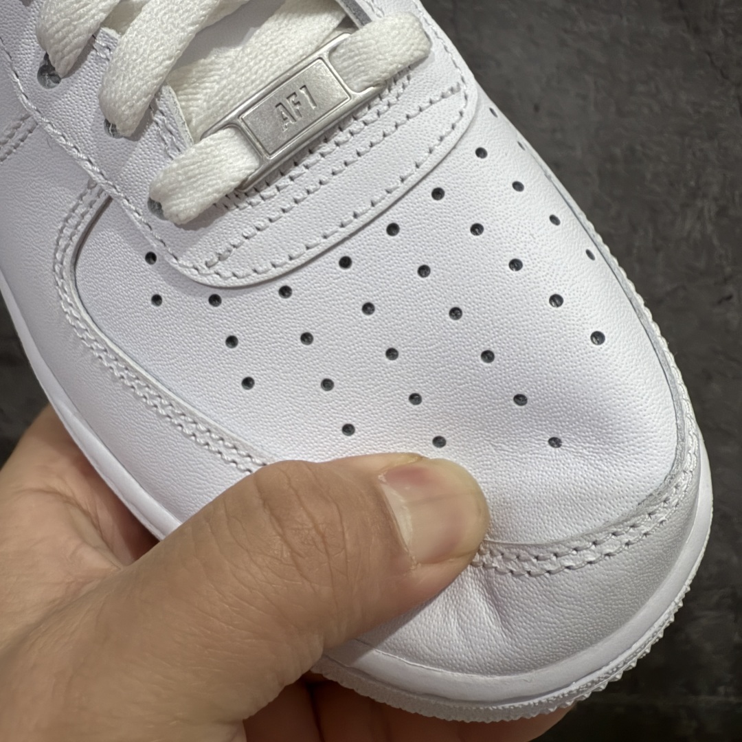 图片[4]-【Mok纯原】Air Force 1 Low AF1空军纯白低帮 CW2288-111 全市场第一梯队品质 原厂皮料 完美鞋型 钩子裁边清洁度无敌！ 针车走线图片放大看相当整齐，鞋带口冲孔与鞋头冲孔非常圆润干净 无任何毛边，正确做旧鞋带金属铁片，中底走线 鞋垫刷胶 大底含气垫都是基本操作！目前你能找到的最优的一个版本没有之一， 尺码：36-46-选品中心