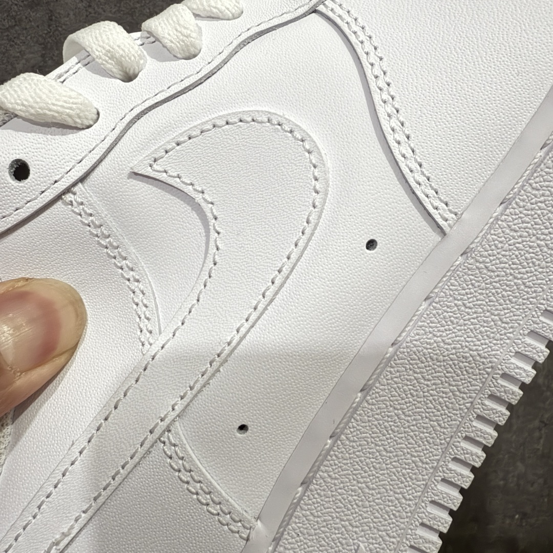 图片[3]-【Mok纯原】Air Force 1 Low AF1空军纯白低帮 CW2288-111 全市场第一梯队品质 原厂皮料 完美鞋型 钩子裁边清洁度无敌！ 针车走线图片放大看相当整齐，鞋带口冲孔与鞋头冲孔非常圆润干净 无任何毛边，正确做旧鞋带金属铁片，中底走线 鞋垫刷胶 大底含气垫都是基本操作！目前你能找到的最优的一个版本没有之一， 尺码：36-46-选品中心