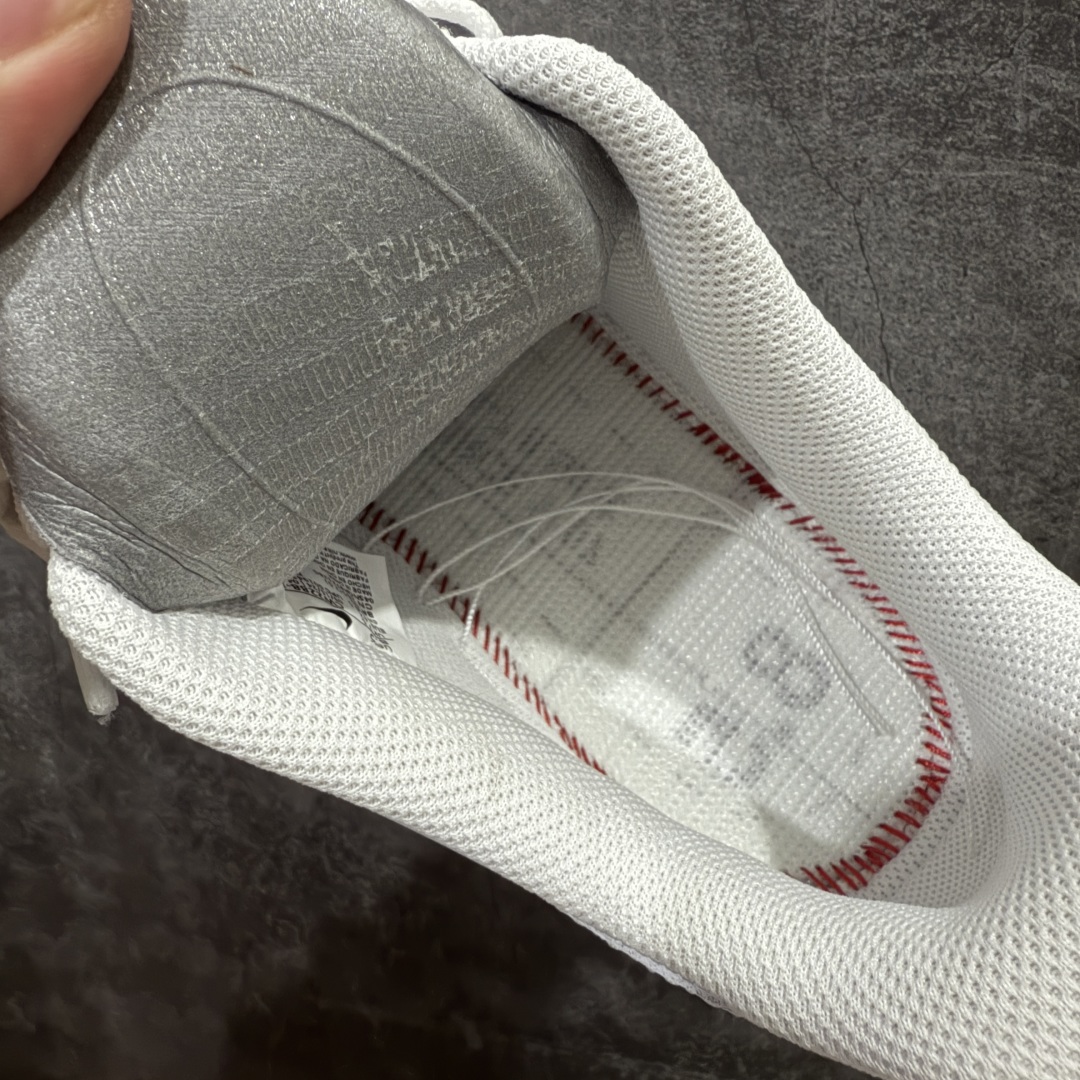 图片[7]-【Mok纯原】Air Force 1 Low AF1空军纯白低帮 CW2288-111 全市场第一梯队品质 原厂皮料 完美鞋型 钩子裁边清洁度无敌！ 针车走线图片放大看相当整齐，鞋带口冲孔与鞋头冲孔非常圆润干净 无任何毛边，正确做旧鞋带金属铁片，中底走线 鞋垫刷胶 大底含气垫都是基本操作！目前你能找到的最优的一个版本没有之一， 尺码：36-46-选品中心