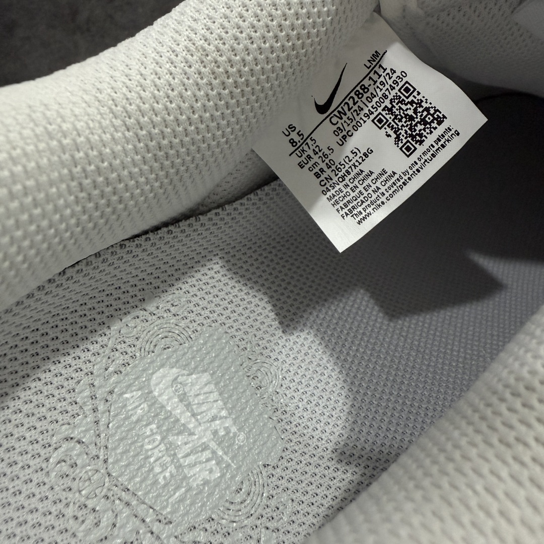 图片[6]-【Mok纯原】Air Force 1 Low AF1空军纯白低帮 CW2288-111 全市场第一梯队品质 原厂皮料 完美鞋型 钩子裁边清洁度无敌！ 针车走线图片放大看相当整齐，鞋带口冲孔与鞋头冲孔非常圆润干净 无任何毛边，正确做旧鞋带金属铁片，中底走线 鞋垫刷胶 大底含气垫都是基本操作！目前你能找到的最优的一个版本没有之一， 尺码：36-46-选品中心