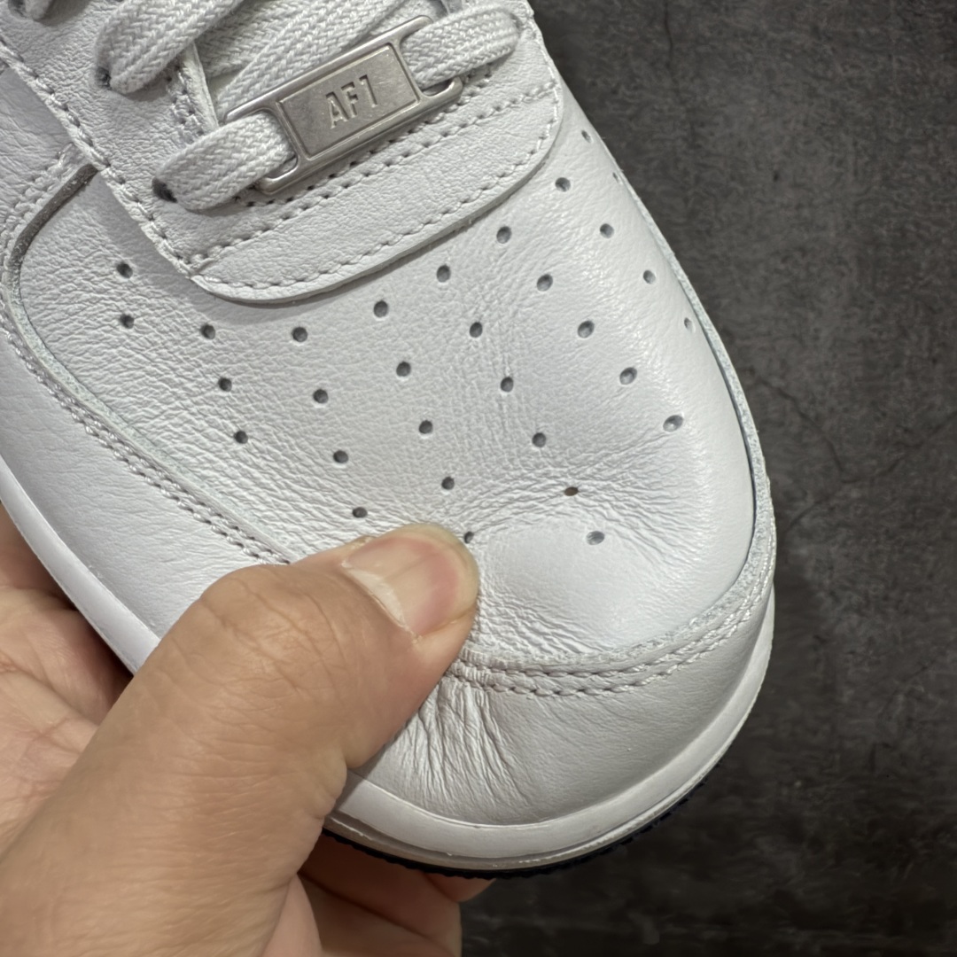 图片[5]-【MOK纯原】NK Air Force 1 Low \’07 空军一号低帮经典板鞋 白蓝 HM9483-001 大厂出品 同步官方全新版本 不规则波浪大底咬花 全鞋电脑针车 工整有序 视觉效果满分 原厂拉帮手法 标准四线 密度针距针孔大小控制到位 原装反口里网布海绵 正确卡色网眼大小 新版鞋撑改用纸团代替 原厂港宝加持完美还原灵魂版型 原盒原配从里到外百分百还原 原厂全头层原厂皮料 原标原盒 内置Sole气垫 中底白色背胶 中底划线 已经无限的接近公司 原厂楦头 原厂刺绣 后跟弧度修正 独家私模 尺码：35.5 36 36.5 37.5 38 38.5 39 40 40.5 41 42 42.5 43 44 44.5 45 46-选品中心