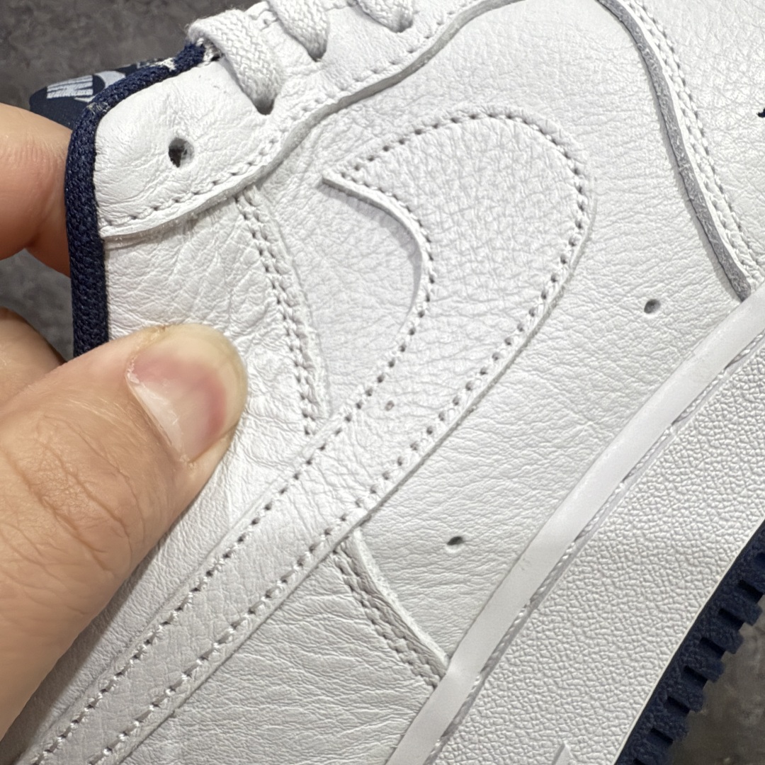 图片[3]-【MOK纯原】NK Air Force 1 Low \’07 空军一号低帮经典板鞋 白蓝 HM9483-001 大厂出品 同步官方全新版本 不规则波浪大底咬花 全鞋电脑针车 工整有序 视觉效果满分 原厂拉帮手法 标准四线 密度针距针孔大小控制到位 原装反口里网布海绵 正确卡色网眼大小 新版鞋撑改用纸团代替 原厂港宝加持完美还原灵魂版型 原盒原配从里到外百分百还原 原厂全头层原厂皮料 原标原盒 内置Sole气垫 中底白色背胶 中底划线 已经无限的接近公司 原厂楦头 原厂刺绣 后跟弧度修正 独家私模 尺码：35.5 36 36.5 37.5 38 38.5 39 40 40.5 41 42 42.5 43 44 44.5 45 46-选品中心