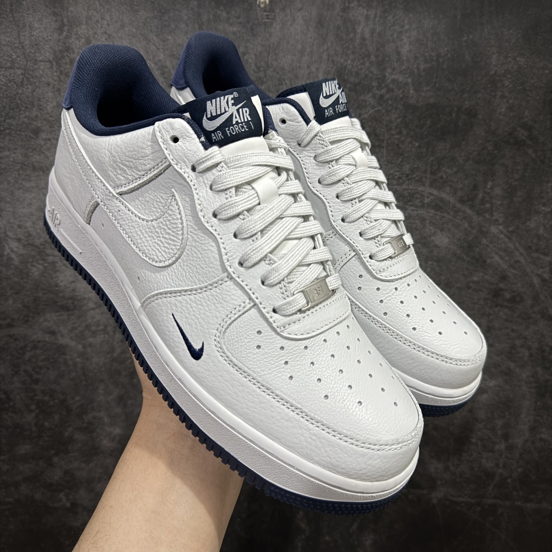 【MOK纯原】NK Air Force 1 Low \'07 空军一号低帮经典板鞋 白蓝 HM9483-001 大厂出品 同步官方全新版本 不规则波浪大底咬花 全鞋电脑针车 工整有序 视觉效果满分 原厂拉帮手法 标准四线 密度针距针孔大小控制到位 原装反口里网布海绵 正确卡色网眼大小 新版鞋撑改用纸团代替 原厂港宝加持完美还原灵魂版型 原盒原配从里到外百分百还原 原厂全头层原厂皮料 原标原盒 内置Sole气垫 中底白色背胶 中底划线 已经无限的接近公司 原厂楦头 原厂刺绣 后跟弧度修正 独家私模 尺码:35.5 36 36.5 37.5 38 38.5 39 40 40.5 41 42 42.5 43 44 44.5 45 46-选品中心