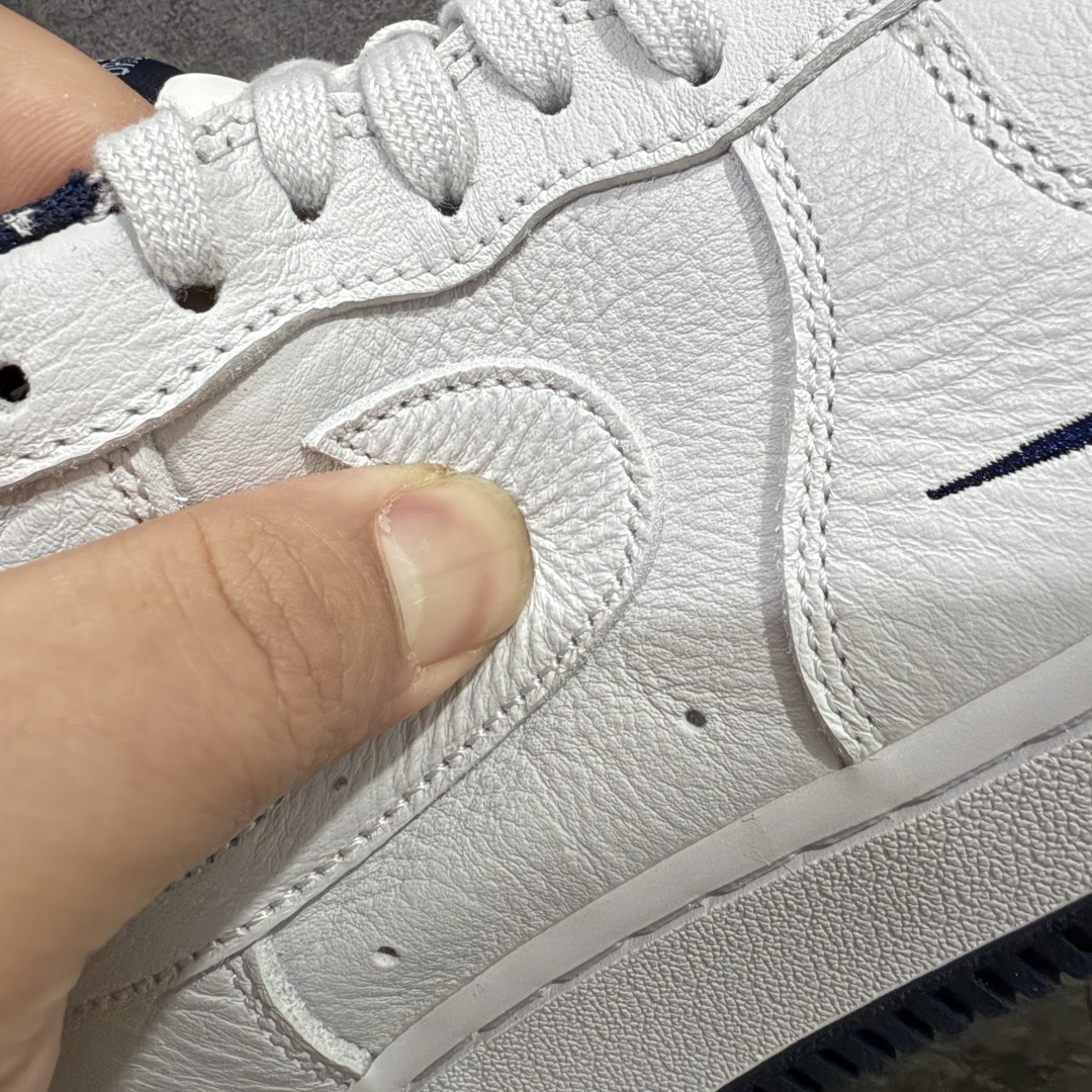 图片[4]-【MOK纯原】NK Air Force 1 Low \’07 空军一号低帮经典板鞋 白蓝 HM9483-001 大厂出品 同步官方全新版本 不规则波浪大底咬花 全鞋电脑针车 工整有序 视觉效果满分 原厂拉帮手法 标准四线 密度针距针孔大小控制到位 原装反口里网布海绵 正确卡色网眼大小 新版鞋撑改用纸团代替 原厂港宝加持完美还原灵魂版型 原盒原配从里到外百分百还原 原厂全头层原厂皮料 原标原盒 内置Sole气垫 中底白色背胶 中底划线 已经无限的接近公司 原厂楦头 原厂刺绣 后跟弧度修正 独家私模 尺码：35.5 36 36.5 37.5 38 38.5 39 40 40.5 41 42 42.5 43 44 44.5 45 46-选品中心