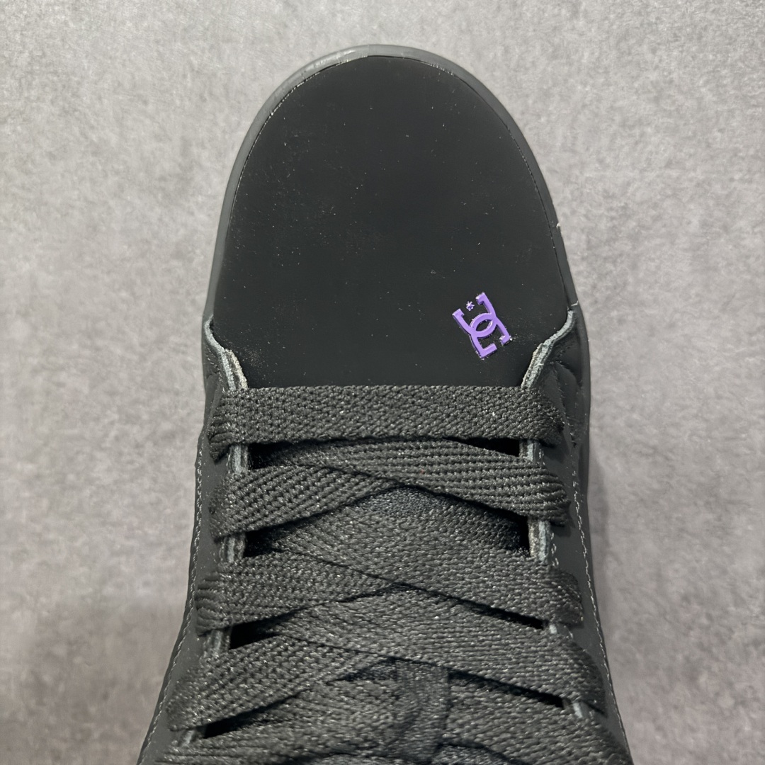 图片[8]-【公司级】街头装品牌 DCSHOECOUSA时尚鞋子男女鞋休闲板鞋低帮圆头百搭 琉凤大底耐磨滑板鞋皮质运动舒适BMX板鞋DC 鞋型经典百搭，低帮系带设计，皮革鞋面，装饰品牌字母LOGO，橡胶鞋底，防滑耐磨轻便，脚感舒适，时髦百搭。 DC/DCShoes就是DCSHOECOUSA，DC Shoes是美国滑板品牌，是很潮的运动品牌。此次 DCSHOES 续写 CBGB 的传奇故事，从 CBGB 中汲取创意灵感融入到产品设计之中，采用具有浓厚街头文化气息的特殊图案传递品牌理念，备受街头爱好者及潮流青年的青睐，品牌粉丝遍布全球。随着极限运动热潮在中国愈演愈烈，如今 DCSHOES 正式重回中国市场，致力为中国的极限运动与街头文化赋予全新生命力。 尺码：36-45-选品中心