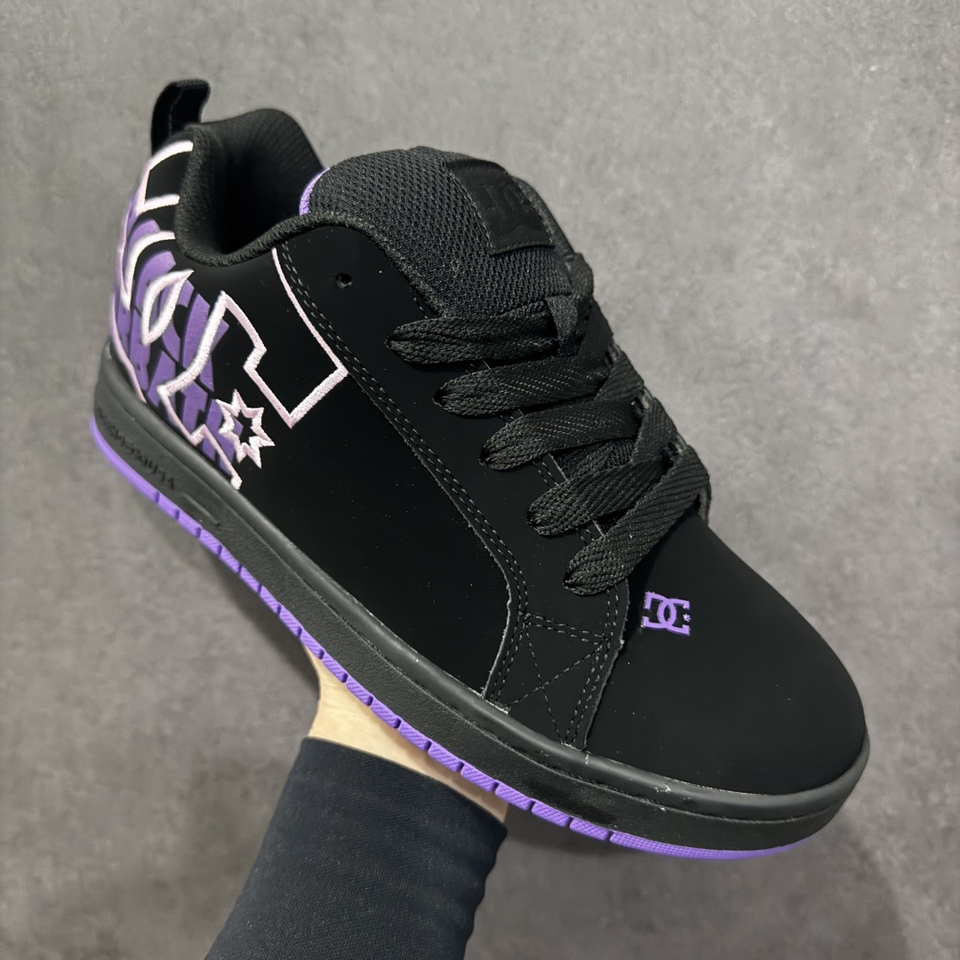 图片[3]-【公司级】街头装品牌 DCSHOECOUSA时尚鞋子男女鞋休闲板鞋低帮圆头百搭 琉凤大底耐磨滑板鞋皮质运动舒适BMX板鞋DC 鞋型经典百搭，低帮系带设计，皮革鞋面，装饰品牌字母LOGO，橡胶鞋底，防滑耐磨轻便，脚感舒适，时髦百搭。 DC/DCShoes就是DCSHOECOUSA，DC Shoes是美国滑板品牌，是很潮的运动品牌。此次 DCSHOES 续写 CBGB 的传奇故事，从 CBGB 中汲取创意灵感融入到产品设计之中，采用具有浓厚街头文化气息的特殊图案传递品牌理念，备受街头爱好者及潮流青年的青睐，品牌粉丝遍布全球。随着极限运动热潮在中国愈演愈烈，如今 DCSHOES 正式重回中国市场，致力为中国的极限运动与街头文化赋予全新生命力。 尺码：36-45-选品中心