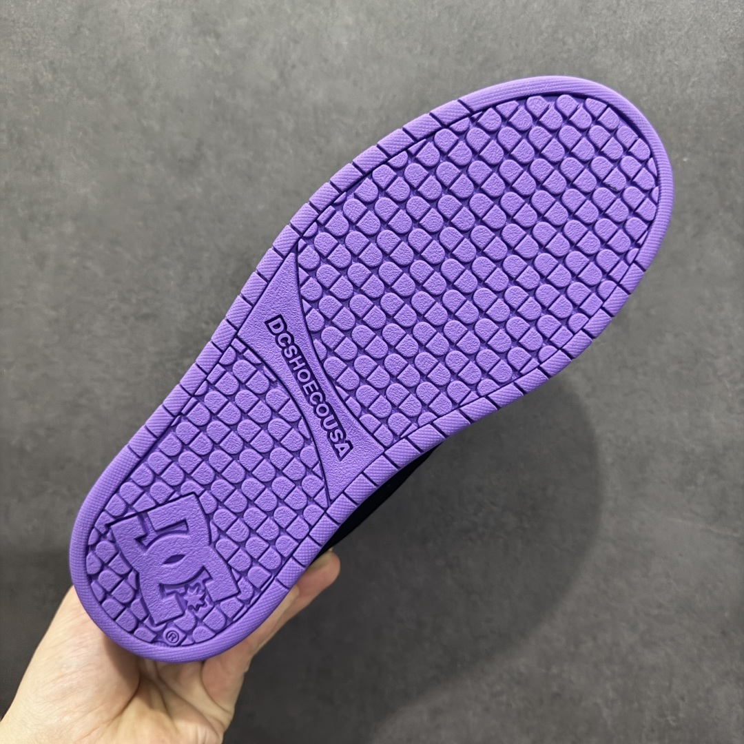 图片[9]-【公司级】街头装品牌 DCSHOECOUSA时尚鞋子男女鞋休闲板鞋低帮圆头百搭 琉凤大底耐磨滑板鞋皮质运动舒适BMX板鞋DC 鞋型经典百搭，低帮系带设计，皮革鞋面，装饰品牌字母LOGO，橡胶鞋底，防滑耐磨轻便，脚感舒适，时髦百搭。 DC/DCShoes就是DCSHOECOUSA，DC Shoes是美国滑板品牌，是很潮的运动品牌。此次 DCSHOES 续写 CBGB 的传奇故事，从 CBGB 中汲取创意灵感融入到产品设计之中，采用具有浓厚街头文化气息的特殊图案传递品牌理念，备受街头爱好者及潮流青年的青睐，品牌粉丝遍布全球。随着极限运动热潮在中国愈演愈烈，如今 DCSHOES 正式重回中国市场，致力为中国的极限运动与街头文化赋予全新生命力。 尺码：36-45-选品中心