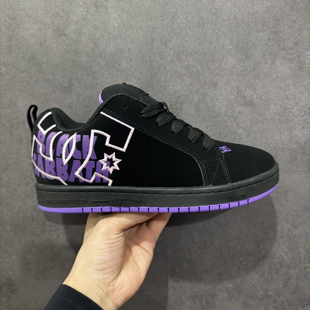 【公司级】街头装品牌 DCSHOECOUSA时尚鞋子男女鞋休闲板鞋低帮圆头百搭 琉凤大底耐磨滑板鞋皮质运动舒适BMX板鞋DC 鞋型经典百搭，低帮系带设计，皮革鞋面，装饰品牌字母LOGO，橡胶鞋底，防滑耐磨轻便，脚感舒适，时髦百搭。 DC/DCShoes就是DCSHOECOUSA，DC Shoes是美国滑板品牌，是很潮的运动品牌。此次 DCSHOES 续写 CBGB 的传奇故事，从 CBGB 中汲取创意灵感融入到产品设计之中，采用具有浓厚街头文化气息的特殊图案传递品牌理念，备受街头爱好者及潮流青年的青睐，品牌粉丝遍布全球。随着极限运动热潮在中国愈演愈烈，如今 DCSHOES 正式重回中国市场，致力为中国的极限运动与街头文化赋予全新生命力。 尺码：36-45-选品中心