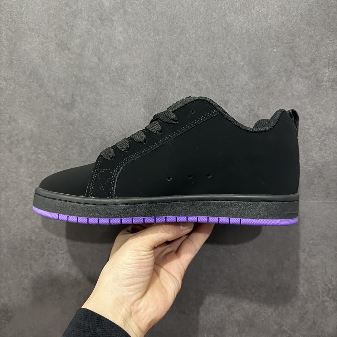 图片[2]-【公司级】街头装品牌 DCSHOECOUSA时尚鞋子男女鞋休闲板鞋低帮圆头百搭 琉凤大底耐磨滑板鞋皮质运动舒适BMX板鞋DC 鞋型经典百搭，低帮系带设计，皮革鞋面，装饰品牌字母LOGO，橡胶鞋底，防滑耐磨轻便，脚感舒适，时髦百搭。 DC/DCShoes就是DCSHOECOUSA，DC Shoes是美国滑板品牌，是很潮的运动品牌。此次 DCSHOES 续写 CBGB 的传奇故事，从 CBGB 中汲取创意灵感融入到产品设计之中，采用具有浓厚街头文化气息的特殊图案传递品牌理念，备受街头爱好者及潮流青年的青睐，品牌粉丝遍布全球。随着极限运动热潮在中国愈演愈烈，如今 DCSHOES 正式重回中国市场，致力为中国的极限运动与街头文化赋予全新生命力。 尺码：36-45-选品中心