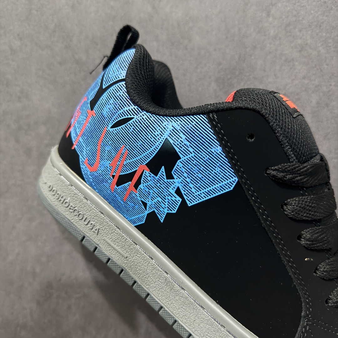 图片[6]-【公司级】街头装品牌 DCSHOECOUSA时尚鞋子男女鞋休闲板鞋低帮圆头百搭 琉凤大底耐磨滑板鞋皮质运动舒适BMX板鞋DC 鞋型经典百搭，低帮系带设计，皮革鞋面，装饰品牌字母LOGO，橡胶鞋底，防滑耐磨轻便，脚感舒适，时髦百搭。 DC/DCShoes就是DCSHOECOUSA，DC Shoes是美国滑板品牌，是很潮的运动品牌。此次 DCSHOES 续写 CBGB 的传奇故事，从 CBGB 中汲取创意灵感融入到产品设计之中，采用具有浓厚街头文化气息的特殊图案传递品牌理念，备受街头爱好者及潮流青年的青睐，品牌粉丝遍布全球。随着极限运动热潮在中国愈演愈烈，如今 DCSHOES 正式重回中国市场，致力为中国的极限运动与街头文化赋予全新生命力。 尺码：36-45-选品中心