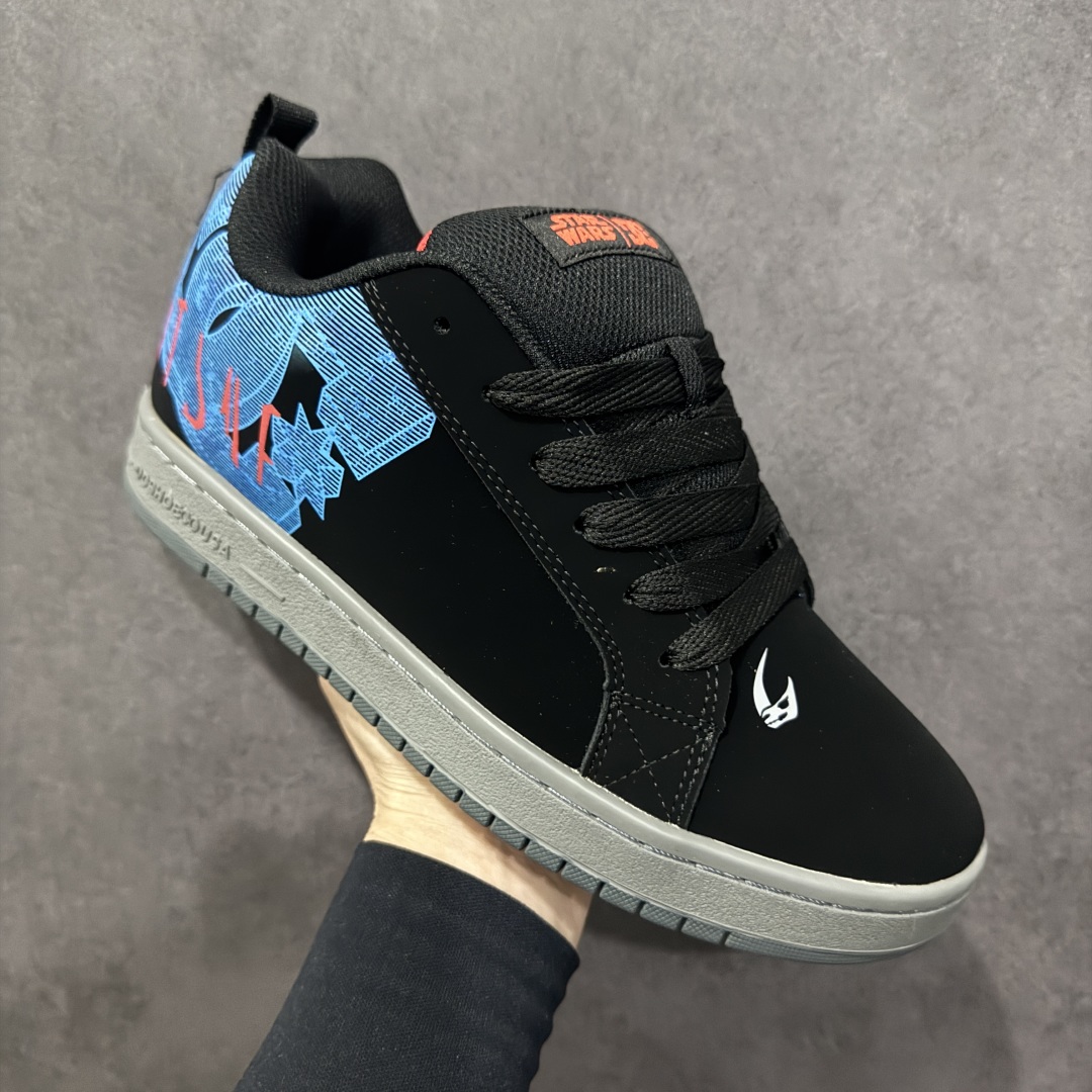 图片[3]-【公司级】街头装品牌 DCSHOECOUSA时尚鞋子男女鞋休闲板鞋低帮圆头百搭 琉凤大底耐磨滑板鞋皮质运动舒适BMX板鞋DC 鞋型经典百搭，低帮系带设计，皮革鞋面，装饰品牌字母LOGO，橡胶鞋底，防滑耐磨轻便，脚感舒适，时髦百搭。 DC/DCShoes就是DCSHOECOUSA，DC Shoes是美国滑板品牌，是很潮的运动品牌。此次 DCSHOES 续写 CBGB 的传奇故事，从 CBGB 中汲取创意灵感融入到产品设计之中，采用具有浓厚街头文化气息的特殊图案传递品牌理念，备受街头爱好者及潮流青年的青睐，品牌粉丝遍布全球。随着极限运动热潮在中国愈演愈烈，如今 DCSHOES 正式重回中国市场，致力为中国的极限运动与街头文化赋予全新生命力。 尺码：36-45-选品中心