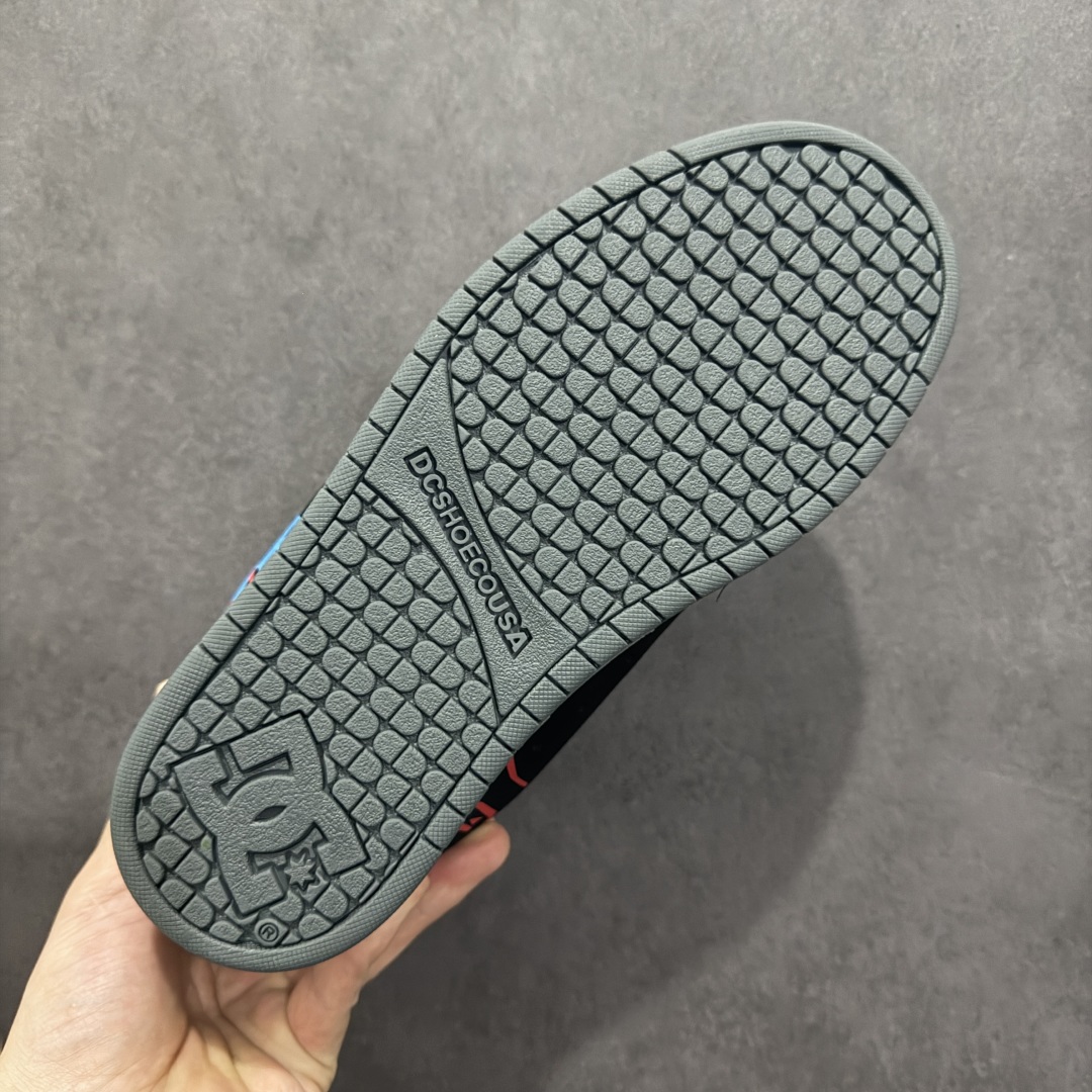 图片[9]-【公司级】街头装品牌 DCSHOECOUSA时尚鞋子男女鞋休闲板鞋低帮圆头百搭 琉凤大底耐磨滑板鞋皮质运动舒适BMX板鞋DC 鞋型经典百搭，低帮系带设计，皮革鞋面，装饰品牌字母LOGO，橡胶鞋底，防滑耐磨轻便，脚感舒适，时髦百搭。 DC/DCShoes就是DCSHOECOUSA，DC Shoes是美国滑板品牌，是很潮的运动品牌。此次 DCSHOES 续写 CBGB 的传奇故事，从 CBGB 中汲取创意灵感融入到产品设计之中，采用具有浓厚街头文化气息的特殊图案传递品牌理念，备受街头爱好者及潮流青年的青睐，品牌粉丝遍布全球。随着极限运动热潮在中国愈演愈烈，如今 DCSHOES 正式重回中国市场，致力为中国的极限运动与街头文化赋予全新生命力。 尺码：36-45-选品中心