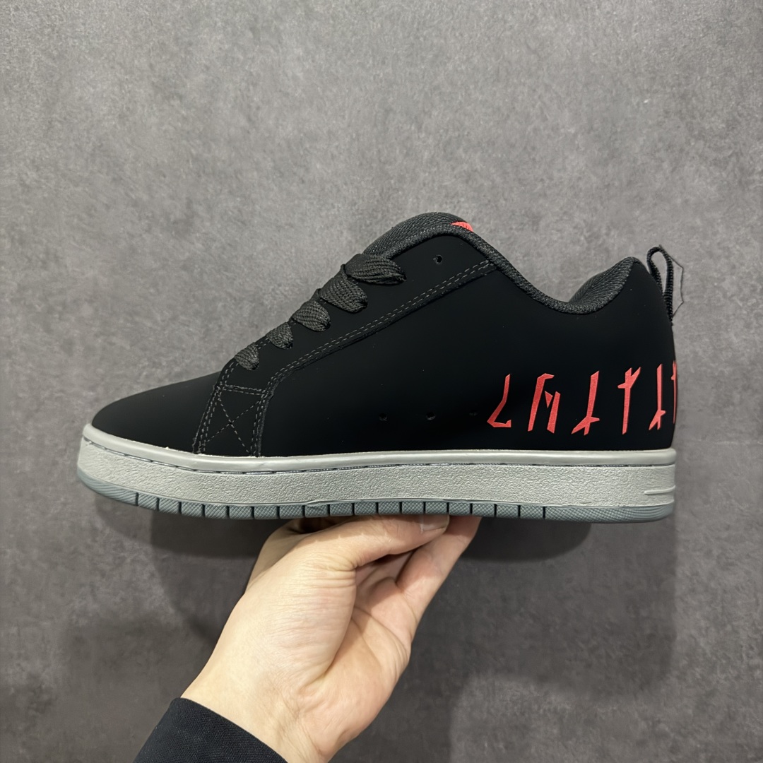 图片[2]-【公司级】街头装品牌 DCSHOECOUSA时尚鞋子男女鞋休闲板鞋低帮圆头百搭 琉凤大底耐磨滑板鞋皮质运动舒适BMX板鞋DC 鞋型经典百搭，低帮系带设计，皮革鞋面，装饰品牌字母LOGO，橡胶鞋底，防滑耐磨轻便，脚感舒适，时髦百搭。 DC/DCShoes就是DCSHOECOUSA，DC Shoes是美国滑板品牌，是很潮的运动品牌。此次 DCSHOES 续写 CBGB 的传奇故事，从 CBGB 中汲取创意灵感融入到产品设计之中，采用具有浓厚街头文化气息的特殊图案传递品牌理念，备受街头爱好者及潮流青年的青睐，品牌粉丝遍布全球。随着极限运动热潮在中国愈演愈烈，如今 DCSHOES 正式重回中国市场，致力为中国的极限运动与街头文化赋予全新生命力。 尺码：36-45-选品中心