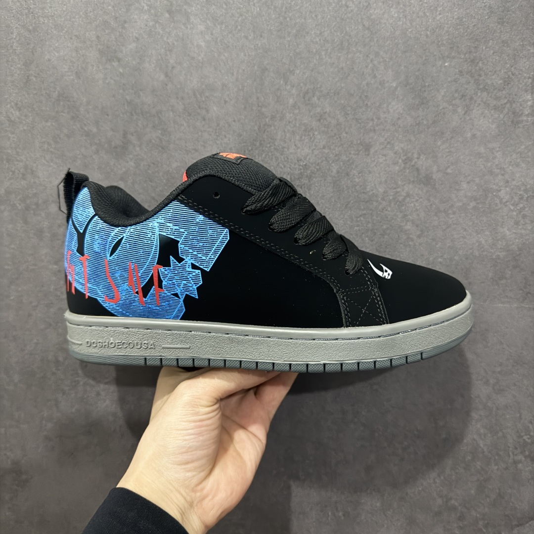 【公司级】街头装品牌 DCSHOECOUSA时尚鞋子男女鞋休闲板鞋低帮圆头百搭 琉凤大底耐磨滑板鞋皮质运动舒适BMX板鞋DC 鞋型经典百搭，低帮系带设计，皮革鞋面，装饰品牌字母LOGO，橡胶鞋底，防滑耐磨轻便，脚感舒适，时髦百搭。 DC/DCShoes就是DCSHOECOUSA，DC Shoes是美国滑板品牌，是很潮的运动品牌。此次 DCSHOES 续写 CBGB 的传奇故事，从 CBGB 中汲取创意灵感融入到产品设计之中，采用具有浓厚街头文化气息的特殊图案传递品牌理念，备受街头爱好者及潮流青年的青睐，品牌粉丝遍布全球。随着极限运动热潮在中国愈演愈烈，如今 DCSHOES 正式重回中国市场，致力为中国的极限运动与街头文化赋予全新生命力。 尺码：36-45-选品中心