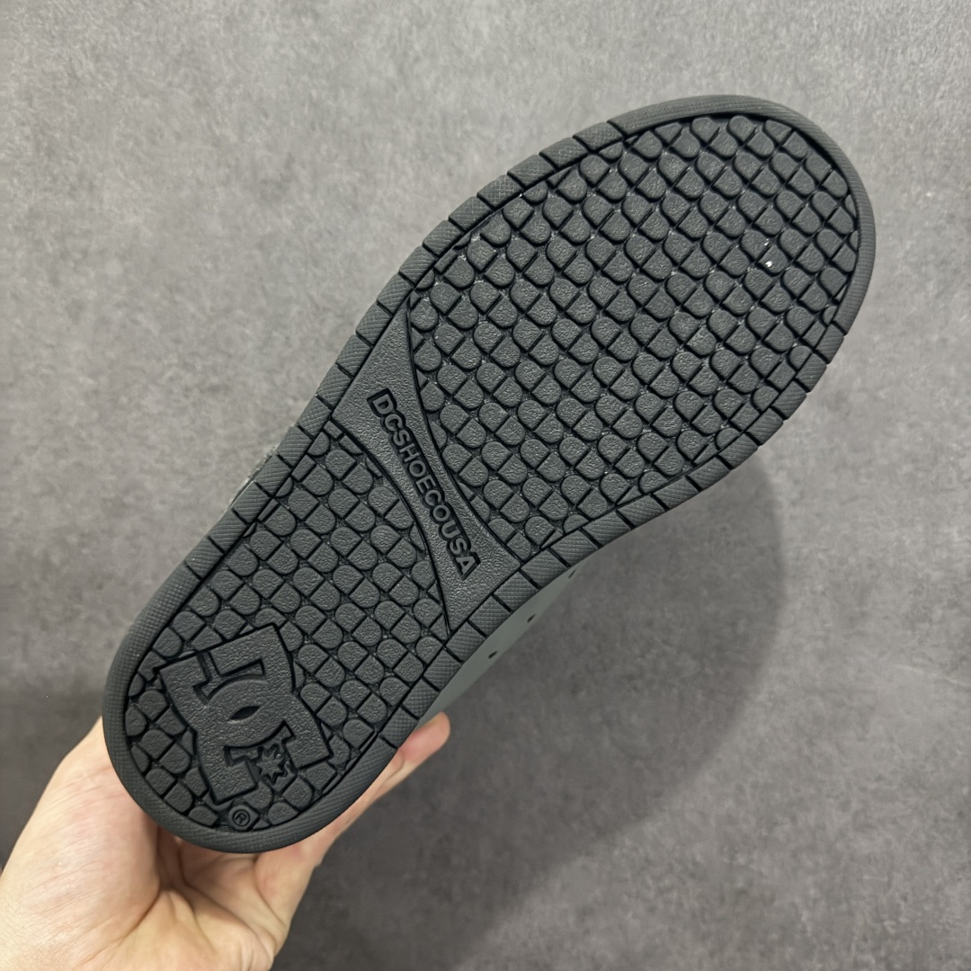 图片[9]-【公司级】街头装品牌 DCSHOECOUSA时尚鞋子男女鞋休闲板鞋低帮圆头百搭 琉凤大底耐磨滑板鞋皮质运动舒适BMX板鞋DC 鞋型经典百搭，低帮系带设计，皮革鞋面，装饰品牌字母LOGO，橡胶鞋底，防滑耐磨轻便，脚感舒适，时髦百搭。 DC/DCShoes就是DCSHOECOUSA，DC Shoes是美国滑板品牌，是很潮的运动品牌。此次 DCSHOES 续写 CBGB 的传奇故事，从 CBGB 中汲取创意灵感融入到产品设计之中，采用具有浓厚街头文化气息的特殊图案传递品牌理念，备受街头爱好者及潮流青年的青睐，品牌粉丝遍布全球。随着极限运动热潮在中国愈演愈烈，如今 DCSHOES 正式重回中国市场，致力为中国的极限运动与街头文化赋予全新生命力。 尺码：36-45-选品中心