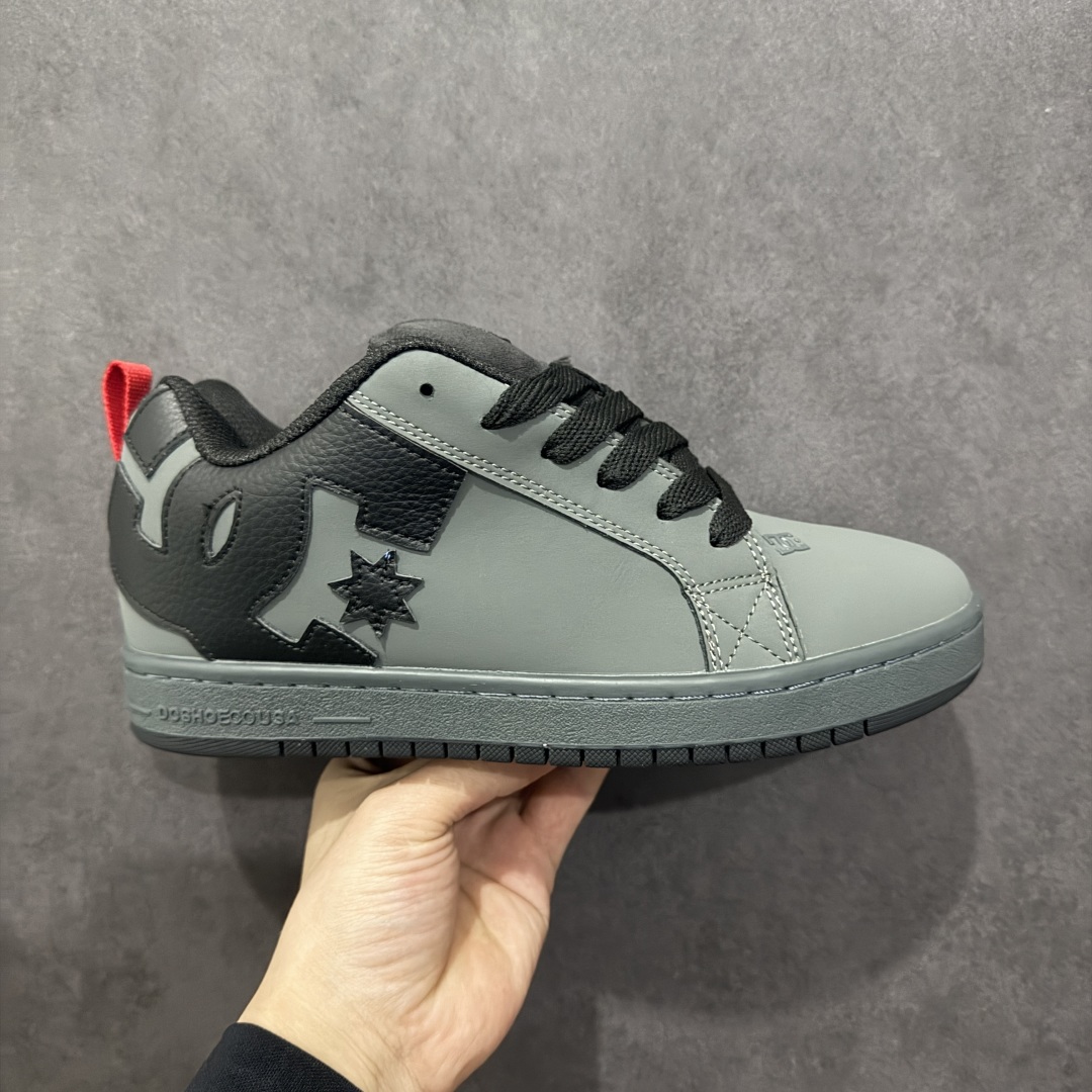 【公司级】街头装品牌 DCSHOECOUSA时尚鞋子男女鞋休闲板鞋低帮圆头百搭 琉凤大底耐磨滑板鞋皮质运动舒适BMX板鞋DC 鞋型经典百搭，低帮系带设计，皮革鞋面，装饰品牌字母LOGO，橡胶鞋底，防滑耐磨轻便，脚感舒适，时髦百搭。 DC/DCShoes就是DCSHOECOUSA，DC Shoes是美国滑板品牌，是很潮的运动品牌。此次 DCSHOES 续写 CBGB 的传奇故事，从 CBGB 中汲取创意灵感融入到产品设计之中，采用具有浓厚街头文化气息的特殊图案传递品牌理念，备受街头爱好者及潮流青年的青睐，品牌粉丝遍布全球。随着极限运动热潮在中国愈演愈烈，如今 DCSHOES 正式重回中国市场，致力为中国的极限运动与街头文化赋予全新生命力。 尺码：36-45-选品中心