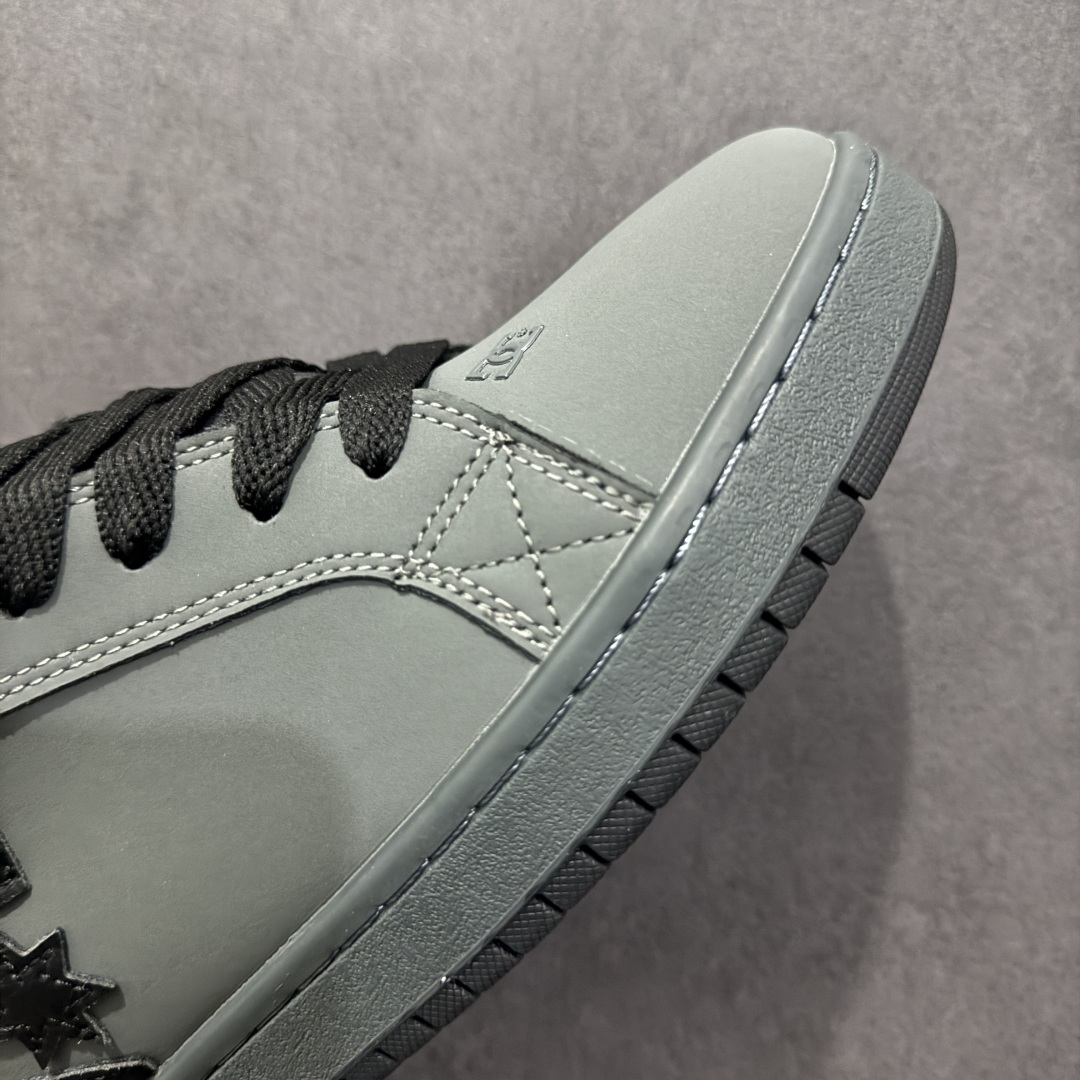 图片[5]-【公司级】街头装品牌 DCSHOECOUSA时尚鞋子男女鞋休闲板鞋低帮圆头百搭 琉凤大底耐磨滑板鞋皮质运动舒适BMX板鞋DC 鞋型经典百搭，低帮系带设计，皮革鞋面，装饰品牌字母LOGO，橡胶鞋底，防滑耐磨轻便，脚感舒适，时髦百搭。 DC/DCShoes就是DCSHOECOUSA，DC Shoes是美国滑板品牌，是很潮的运动品牌。此次 DCSHOES 续写 CBGB 的传奇故事，从 CBGB 中汲取创意灵感融入到产品设计之中，采用具有浓厚街头文化气息的特殊图案传递品牌理念，备受街头爱好者及潮流青年的青睐，品牌粉丝遍布全球。随着极限运动热潮在中国愈演愈烈，如今 DCSHOES 正式重回中国市场，致力为中国的极限运动与街头文化赋予全新生命力。 尺码：36-45-选品中心