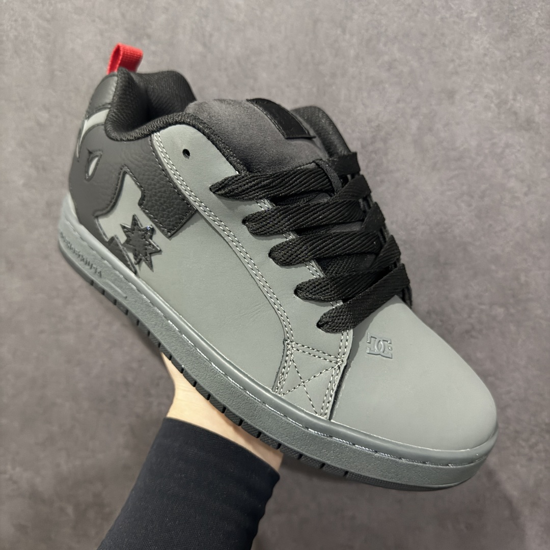 图片[3]-【公司级】街头装品牌 DCSHOECOUSA时尚鞋子男女鞋休闲板鞋低帮圆头百搭 琉凤大底耐磨滑板鞋皮质运动舒适BMX板鞋DC 鞋型经典百搭，低帮系带设计，皮革鞋面，装饰品牌字母LOGO，橡胶鞋底，防滑耐磨轻便，脚感舒适，时髦百搭。 DC/DCShoes就是DCSHOECOUSA，DC Shoes是美国滑板品牌，是很潮的运动品牌。此次 DCSHOES 续写 CBGB 的传奇故事，从 CBGB 中汲取创意灵感融入到产品设计之中，采用具有浓厚街头文化气息的特殊图案传递品牌理念，备受街头爱好者及潮流青年的青睐，品牌粉丝遍布全球。随着极限运动热潮在中国愈演愈烈，如今 DCSHOES 正式重回中国市场，致力为中国的极限运动与街头文化赋予全新生命力。 尺码：36-45-选品中心