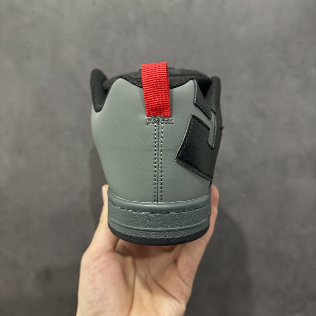 图片[4]-【公司级】街头装品牌 DCSHOECOUSA时尚鞋子男女鞋休闲板鞋低帮圆头百搭 琉凤大底耐磨滑板鞋皮质运动舒适BMX板鞋DC 鞋型经典百搭，低帮系带设计，皮革鞋面，装饰品牌字母LOGO，橡胶鞋底，防滑耐磨轻便，脚感舒适，时髦百搭。 DC/DCShoes就是DCSHOECOUSA，DC Shoes是美国滑板品牌，是很潮的运动品牌。此次 DCSHOES 续写 CBGB 的传奇故事，从 CBGB 中汲取创意灵感融入到产品设计之中，采用具有浓厚街头文化气息的特殊图案传递品牌理念，备受街头爱好者及潮流青年的青睐，品牌粉丝遍布全球。随着极限运动热潮在中国愈演愈烈，如今 DCSHOES 正式重回中国市场，致力为中国的极限运动与街头文化赋予全新生命力。 尺码：36-45-选品中心