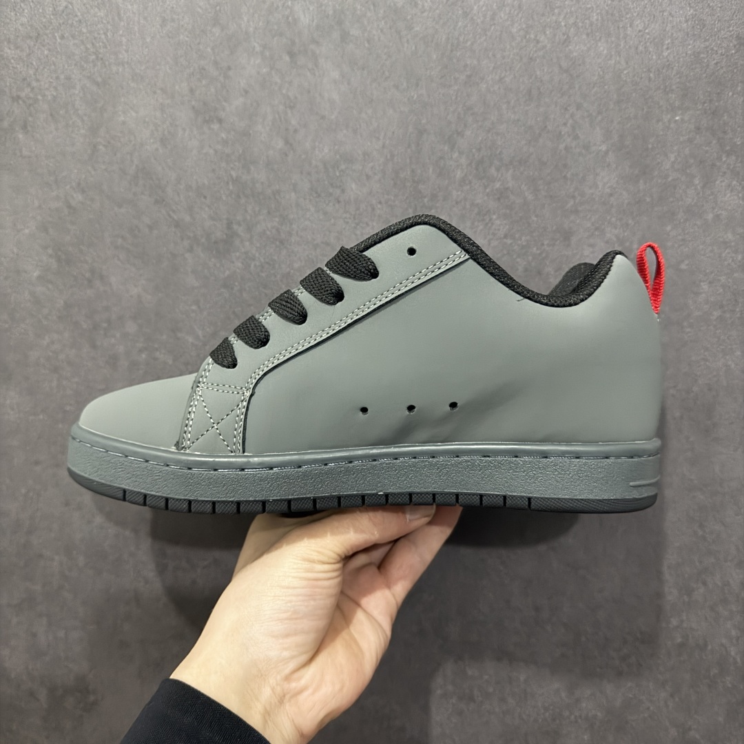 图片[2]-【公司级】街头装品牌 DCSHOECOUSA时尚鞋子男女鞋休闲板鞋低帮圆头百搭 琉凤大底耐磨滑板鞋皮质运动舒适BMX板鞋DC 鞋型经典百搭，低帮系带设计，皮革鞋面，装饰品牌字母LOGO，橡胶鞋底，防滑耐磨轻便，脚感舒适，时髦百搭。 DC/DCShoes就是DCSHOECOUSA，DC Shoes是美国滑板品牌，是很潮的运动品牌。此次 DCSHOES 续写 CBGB 的传奇故事，从 CBGB 中汲取创意灵感融入到产品设计之中，采用具有浓厚街头文化气息的特殊图案传递品牌理念，备受街头爱好者及潮流青年的青睐，品牌粉丝遍布全球。随着极限运动热潮在中国愈演愈烈，如今 DCSHOES 正式重回中国市场，致力为中国的极限运动与街头文化赋予全新生命力。 尺码：36-45-选品中心