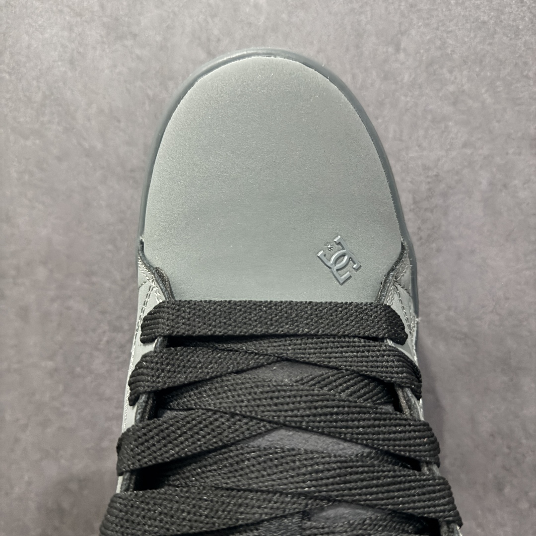 图片[8]-【公司级】街头装品牌 DCSHOECOUSA时尚鞋子男女鞋休闲板鞋低帮圆头百搭 琉凤大底耐磨滑板鞋皮质运动舒适BMX板鞋DC 鞋型经典百搭，低帮系带设计，皮革鞋面，装饰品牌字母LOGO，橡胶鞋底，防滑耐磨轻便，脚感舒适，时髦百搭。 DC/DCShoes就是DCSHOECOUSA，DC Shoes是美国滑板品牌，是很潮的运动品牌。此次 DCSHOES 续写 CBGB 的传奇故事，从 CBGB 中汲取创意灵感融入到产品设计之中，采用具有浓厚街头文化气息的特殊图案传递品牌理念，备受街头爱好者及潮流青年的青睐，品牌粉丝遍布全球。随着极限运动热潮在中国愈演愈烈，如今 DCSHOES 正式重回中国市场，致力为中国的极限运动与街头文化赋予全新生命力。 尺码：36-45-选品中心