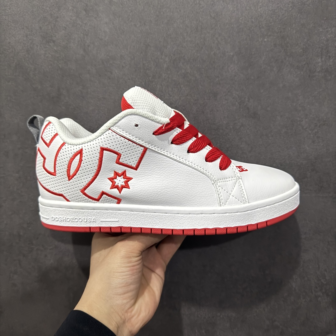 【公司级】街头装品牌 DCSHOECOUSA时尚鞋子男女鞋休闲板鞋低帮圆头百搭 琉凤大底耐磨滑板鞋皮质运动舒适BMX板鞋DC 鞋型经典百搭，低帮系带设计，皮革鞋面，装饰品牌字母LOGO，橡胶鞋底，防滑耐磨轻便，脚感舒适，时髦百搭。 DC/DCShoes就是DCSHOECOUSA，DC Shoes是美国滑板品牌，是很潮的运动品牌。此次 DCSHOES 续写 CBGB 的传奇故事，从 CBGB 中汲取创意灵感融入到产品设计之中，采用具有浓厚街头文化气息的特殊图案传递品牌理念，备受街头爱好者及潮流青年的青睐，品牌粉丝遍布全球。随着极限运动热潮在中国愈演愈烈，如今 DCSHOES 正式重回中国市场，致力为中国的极限运动与街头文化赋予全新生命力。 尺码：36-45-选品中心