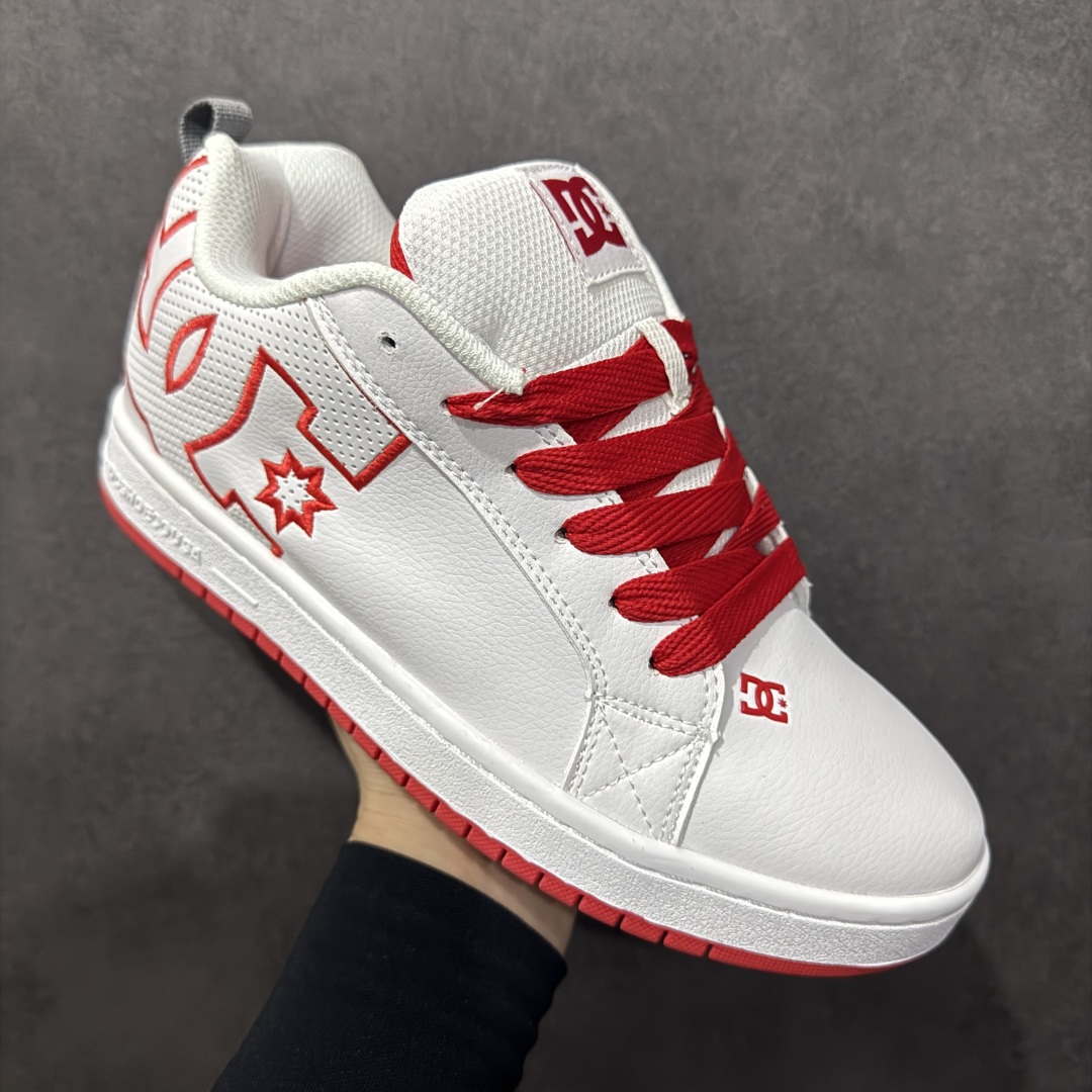 图片[3]-【公司级】街头装品牌 DCSHOECOUSA时尚鞋子男女鞋休闲板鞋低帮圆头百搭 琉凤大底耐磨滑板鞋皮质运动舒适BMX板鞋DC 鞋型经典百搭，低帮系带设计，皮革鞋面，装饰品牌字母LOGO，橡胶鞋底，防滑耐磨轻便，脚感舒适，时髦百搭。 DC/DCShoes就是DCSHOECOUSA，DC Shoes是美国滑板品牌，是很潮的运动品牌。此次 DCSHOES 续写 CBGB 的传奇故事，从 CBGB 中汲取创意灵感融入到产品设计之中，采用具有浓厚街头文化气息的特殊图案传递品牌理念，备受街头爱好者及潮流青年的青睐，品牌粉丝遍布全球。随着极限运动热潮在中国愈演愈烈，如今 DCSHOES 正式重回中国市场，致力为中国的极限运动与街头文化赋予全新生命力。 尺码：36-45-选品中心