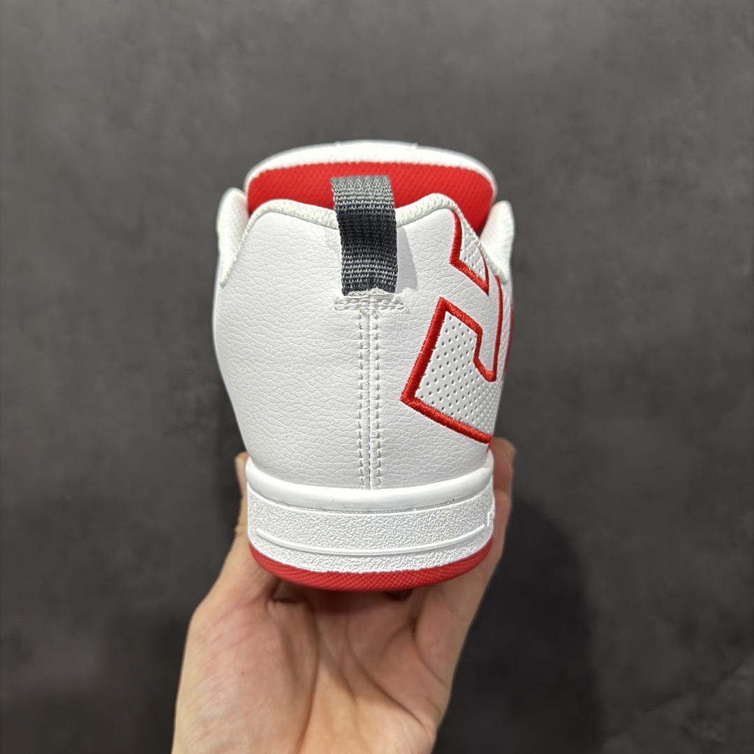 图片[4]-【公司级】街头装品牌 DCSHOECOUSA时尚鞋子男女鞋休闲板鞋低帮圆头百搭 琉凤大底耐磨滑板鞋皮质运动舒适BMX板鞋DC 鞋型经典百搭，低帮系带设计，皮革鞋面，装饰品牌字母LOGO，橡胶鞋底，防滑耐磨轻便，脚感舒适，时髦百搭。 DC/DCShoes就是DCSHOECOUSA，DC Shoes是美国滑板品牌，是很潮的运动品牌。此次 DCSHOES 续写 CBGB 的传奇故事，从 CBGB 中汲取创意灵感融入到产品设计之中，采用具有浓厚街头文化气息的特殊图案传递品牌理念，备受街头爱好者及潮流青年的青睐，品牌粉丝遍布全球。随着极限运动热潮在中国愈演愈烈，如今 DCSHOES 正式重回中国市场，致力为中国的极限运动与街头文化赋予全新生命力。 尺码：36-45-选品中心