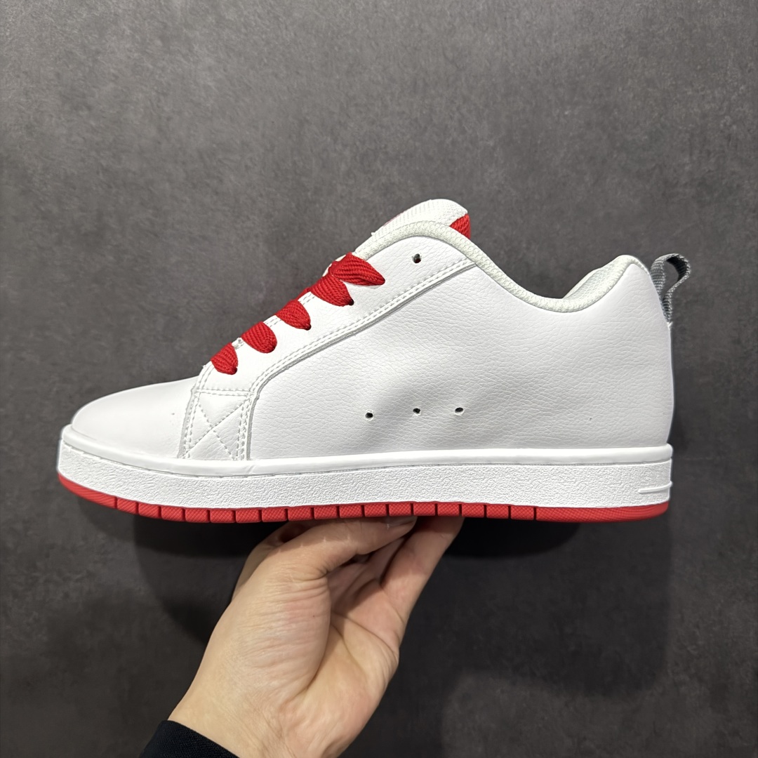 图片[2]-【公司级】街头装品牌 DCSHOECOUSA时尚鞋子男女鞋休闲板鞋低帮圆头百搭 琉凤大底耐磨滑板鞋皮质运动舒适BMX板鞋DC 鞋型经典百搭，低帮系带设计，皮革鞋面，装饰品牌字母LOGO，橡胶鞋底，防滑耐磨轻便，脚感舒适，时髦百搭。 DC/DCShoes就是DCSHOECOUSA，DC Shoes是美国滑板品牌，是很潮的运动品牌。此次 DCSHOES 续写 CBGB 的传奇故事，从 CBGB 中汲取创意灵感融入到产品设计之中，采用具有浓厚街头文化气息的特殊图案传递品牌理念，备受街头爱好者及潮流青年的青睐，品牌粉丝遍布全球。随着极限运动热潮在中国愈演愈烈，如今 DCSHOES 正式重回中国市场，致力为中国的极限运动与街头文化赋予全新生命力。 尺码：36-45-选品中心