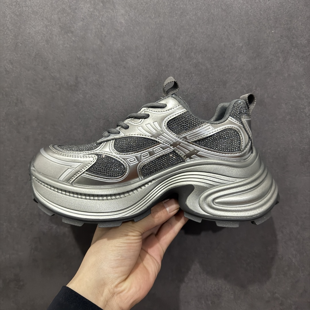 图片[2]-【广东纯原版本】GG-CC Chunky Low镶钻休闲运动厚底增高老爹鞋 广东大厂出品 完美细节 25ss早春新款厚底增高 大长腿 时髦look轻松定格 不费力展现率性氛围 高档银盒 酷帅机能风不规则设计大底 银灰拼色造型设计 轻便舒适百搭 GGcc厚底增高简直就是小个子的快乐! 不管怎么搭都好看~ 尺码： 35 36 37 38 39 40-选品中心