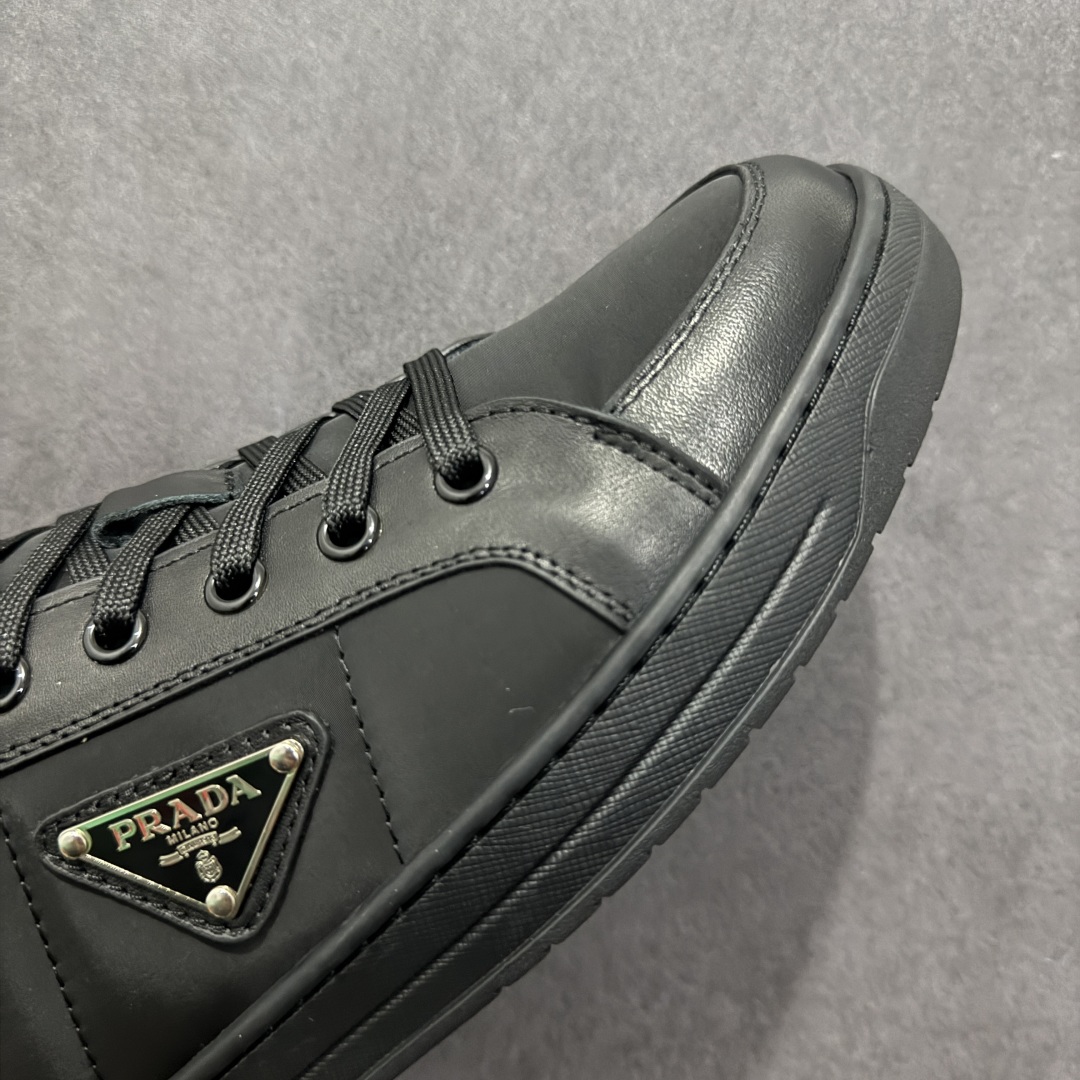 图片[5]-【广东纯原版本】Prada 2025最新男士系带休闲运动鞋，选用优质牛皮和尼龙透气布打造，形成出其不意的纹理对比，特别的同色调工艺打造别致设计，辅以灵感源自标志性symbols图案的元素，鞋面配金属孔眼和棉质鞋带，饰涂珐琅金属三角形微标，鞋舌钢压标志性字母logo，橡胶盒型鞋底，暗花三角设计，整个质感大大提升 低调显个性🔥细节感满满 脚感舒适，走路要带风的必选正常皮鞋码 尺码：38-39-40-41-42-43-44-45-选品中心