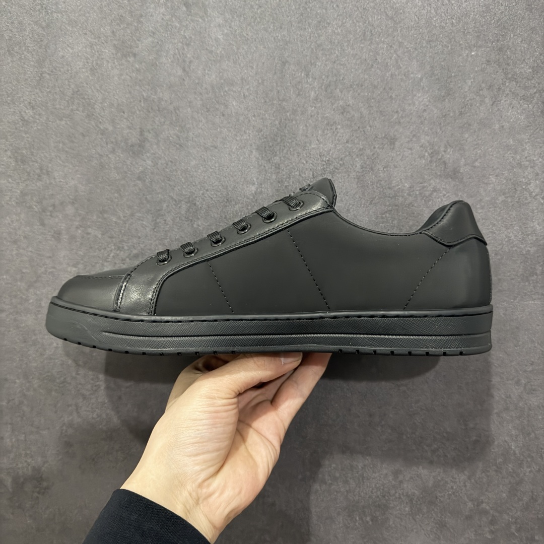 图片[2]-【广东纯原版本】Prada 2025最新男士系带休闲运动鞋，选用优质牛皮和尼龙透气布打造，形成出其不意的纹理对比，特别的同色调工艺打造别致设计，辅以灵感源自标志性symbols图案的元素，鞋面配金属孔眼和棉质鞋带，饰涂珐琅金属三角形微标，鞋舌钢压标志性字母logo，橡胶盒型鞋底，暗花三角设计，整个质感大大提升 低调显个性🔥细节感满满 脚感舒适，走路要带风的必选正常皮鞋码 尺码：38-39-40-41-42-43-44-45-选品中心