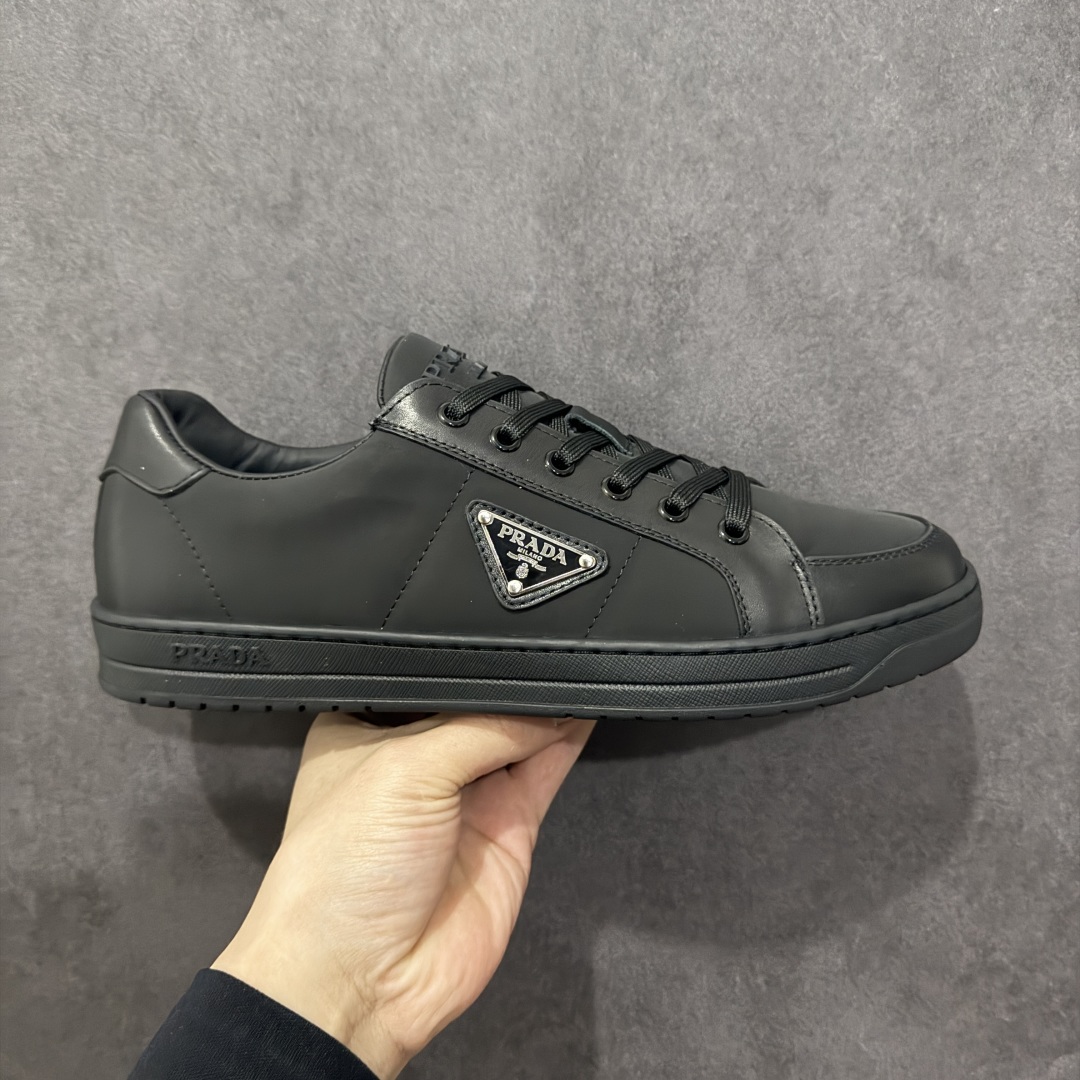 【广东纯原版本】Prada 2025最新男士系带休闲运动鞋，选用优质牛皮和尼龙透气布打造，形成出其不意的纹理对比，特别的同色调工艺打造别致设计，辅以灵感源自标志性symbols图案的元素，鞋面配金属孔眼和棉质鞋带，饰涂珐琅金属三角形微标，鞋舌钢压标志性字母logo，橡胶盒型鞋底，暗花三角设计，整个质感大大提升 低调显个性🔥细节感满满 脚感舒适，走路要带风的必选正常皮鞋码 尺码：38-39-40-41-42-43-44-45-选品中心