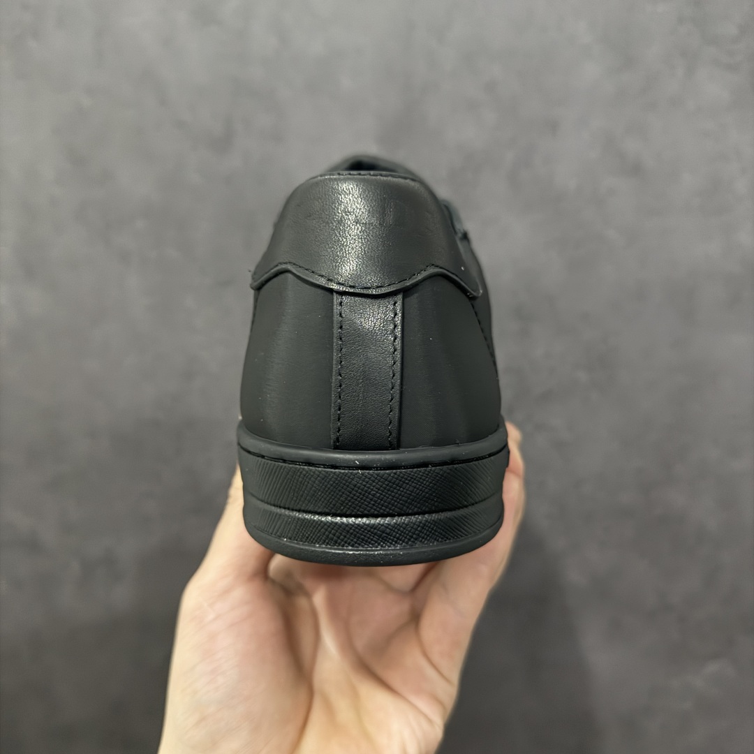 图片[4]-【广东纯原版本】Prada 2025最新男士系带休闲运动鞋，选用优质牛皮和尼龙透气布打造，形成出其不意的纹理对比，特别的同色调工艺打造别致设计，辅以灵感源自标志性symbols图案的元素，鞋面配金属孔眼和棉质鞋带，饰涂珐琅金属三角形微标，鞋舌钢压标志性字母logo，橡胶盒型鞋底，暗花三角设计，整个质感大大提升 低调显个性🔥细节感满满 脚感舒适，走路要带风的必选正常皮鞋码 尺码：38-39-40-41-42-43-44-45-选品中心