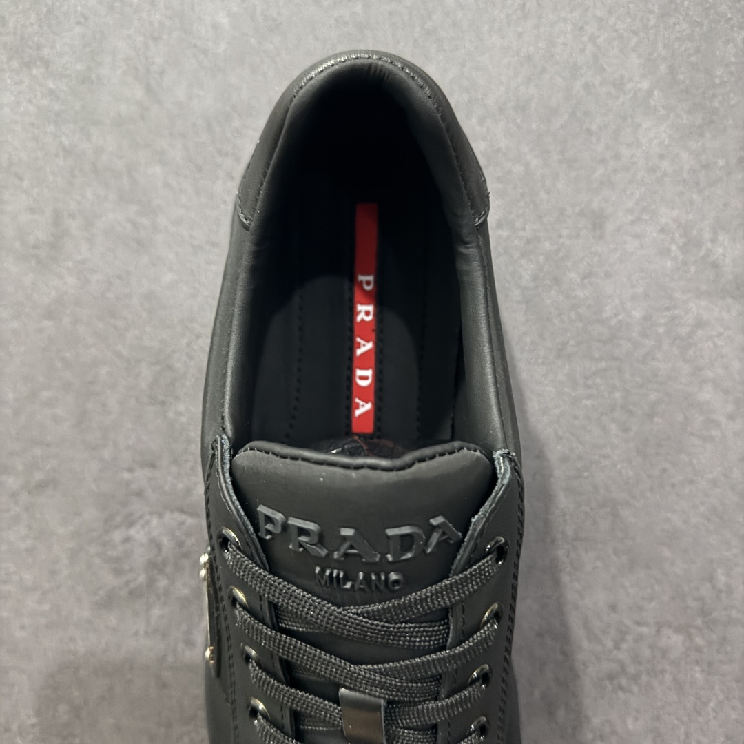 图片[7]-【广东纯原版本】Prada 2025最新男士系带休闲运动鞋，选用优质牛皮和尼龙透气布打造，形成出其不意的纹理对比，特别的同色调工艺打造别致设计，辅以灵感源自标志性symbols图案的元素，鞋面配金属孔眼和棉质鞋带，饰涂珐琅金属三角形微标，鞋舌钢压标志性字母logo，橡胶盒型鞋底，暗花三角设计，整个质感大大提升 低调显个性🔥细节感满满 脚感舒适，走路要带风的必选正常皮鞋码 尺码：38-39-40-41-42-43-44-45-选品中心