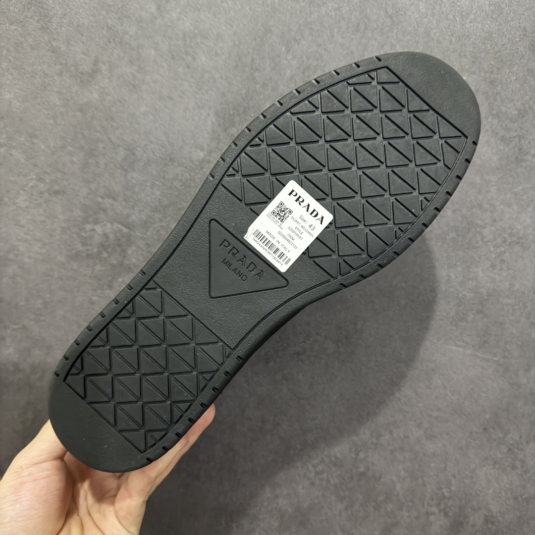图片[9]-【广东纯原版本】Prada 2025最新男士系带休闲运动鞋，选用优质牛皮和尼龙透气布打造，形成出其不意的纹理对比，特别的同色调工艺打造别致设计，辅以灵感源自标志性symbols图案的元素，鞋面配金属孔眼和棉质鞋带，饰涂珐琅金属三角形微标，鞋舌钢压标志性字母logo，橡胶盒型鞋底，暗花三角设计，整个质感大大提升 低调显个性🔥细节感满满 脚感舒适，走路要带风的必选正常皮鞋码 尺码：38-39-40-41-42-43-44-45-选品中心