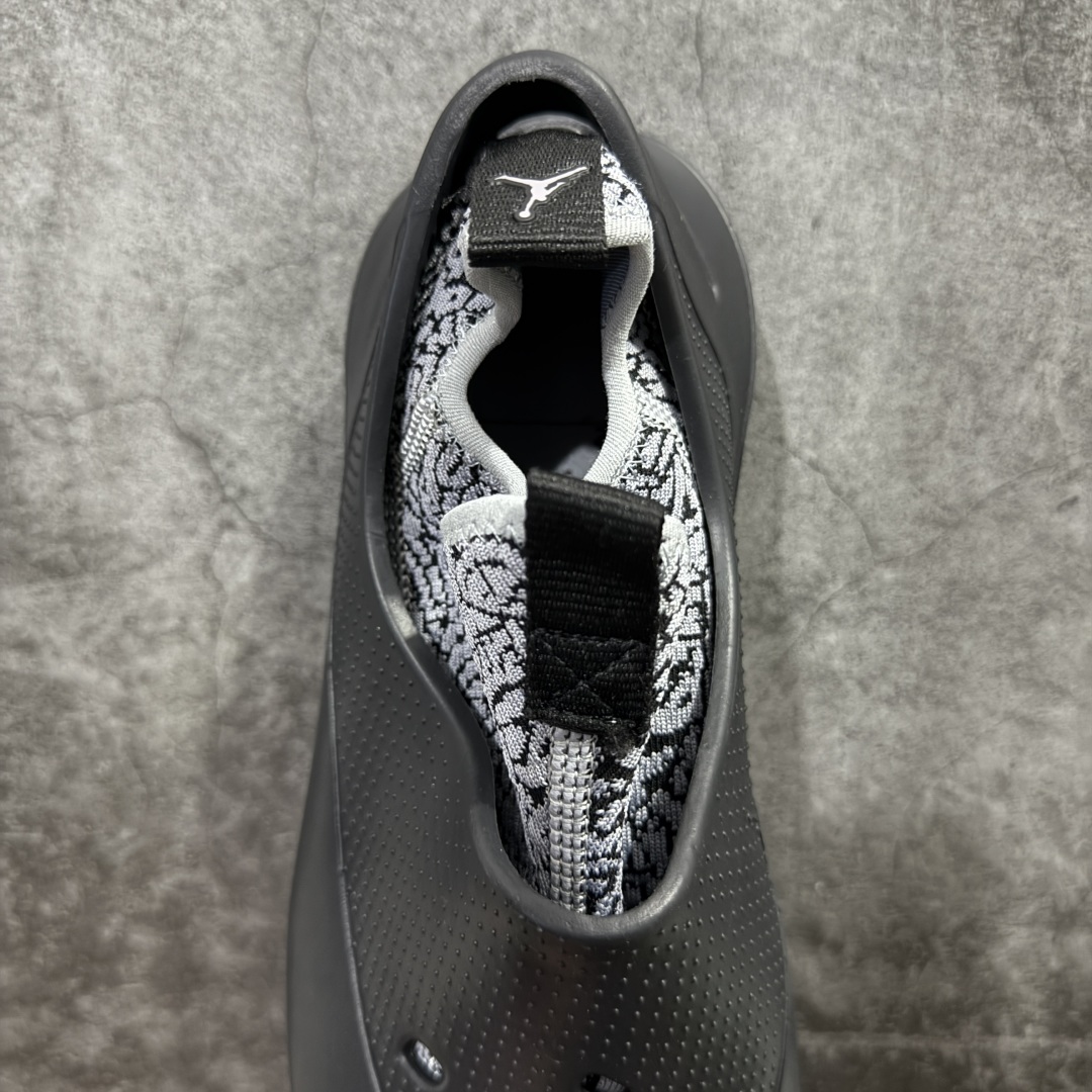 图片[7]-【公司级】Jordan System.23 一脚蹬低帮生活休闲鞋 鞋款设计简约而流畅 整体采用发泡材质 并且在脚背和后跟位置做了明显的镂空处理 同时 这双鞋还带有可拆卸的弹力内靴 并且带有爆裂纹路来增加整体的时尚感和流行感 另外 鞋款还会附赠两幅鞋带 分别对应带内靴和不带内靴的穿法 货号：DN4890-001 尺码：39 40 41 42 43 44 45 46-选品中心