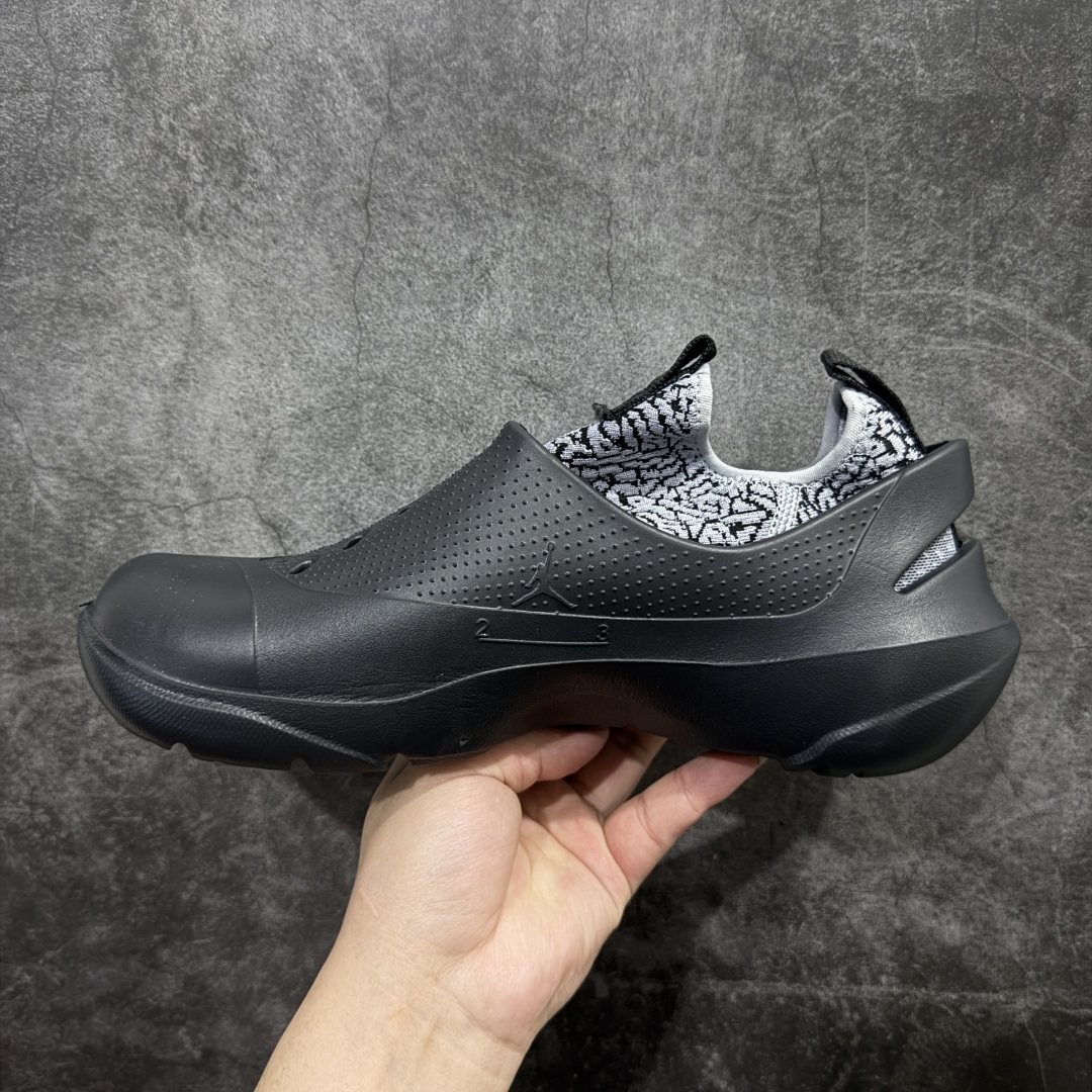 图片[2]-【公司级】Jordan System.23 一脚蹬低帮生活休闲鞋 鞋款设计简约而流畅 整体采用发泡材质 并且在脚背和后跟位置做了明显的镂空处理 同时 这双鞋还带有可拆卸的弹力内靴 并且带有爆裂纹路来增加整体的时尚感和流行感 另外 鞋款还会附赠两幅鞋带 分别对应带内靴和不带内靴的穿法 货号：DN4890-001 尺码：39 40 41 42 43 44 45 46-选品中心