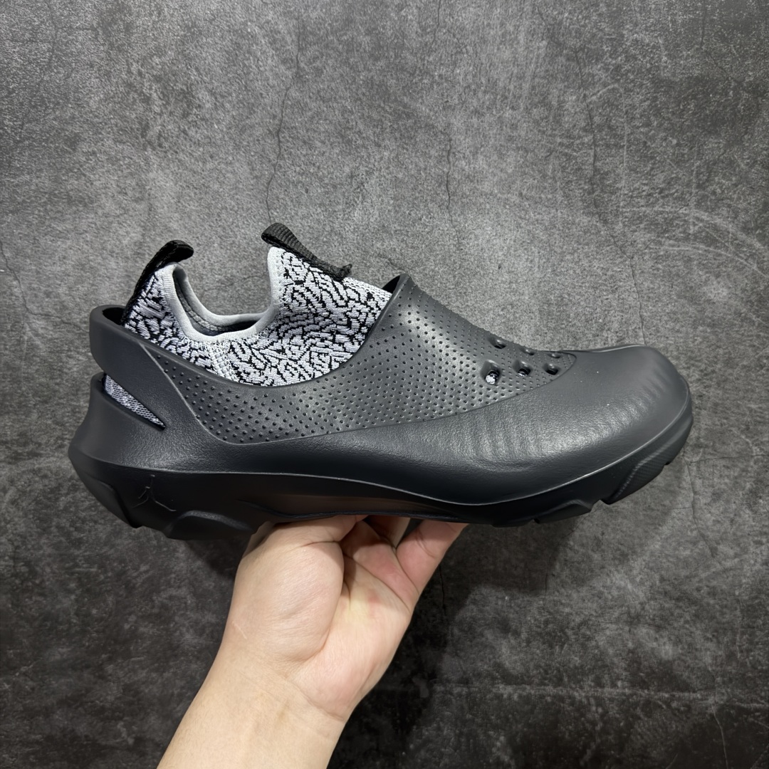 【公司级】Jordan System.23 一脚蹬低帮生活休闲鞋 鞋款设计简约而流畅 整体采用发泡材质 并且在脚背和后跟位置做了明显的镂空处理 同时 这双鞋还带有可拆卸的弹力内靴 并且带有爆裂纹路来增加整体的时尚感和流行感 另外 鞋款还会附赠两幅鞋带 分别对应带内靴和不带内靴的穿法 货号:DN4890-001 尺码:39 40 41 42 43 44 45 46-选品中心